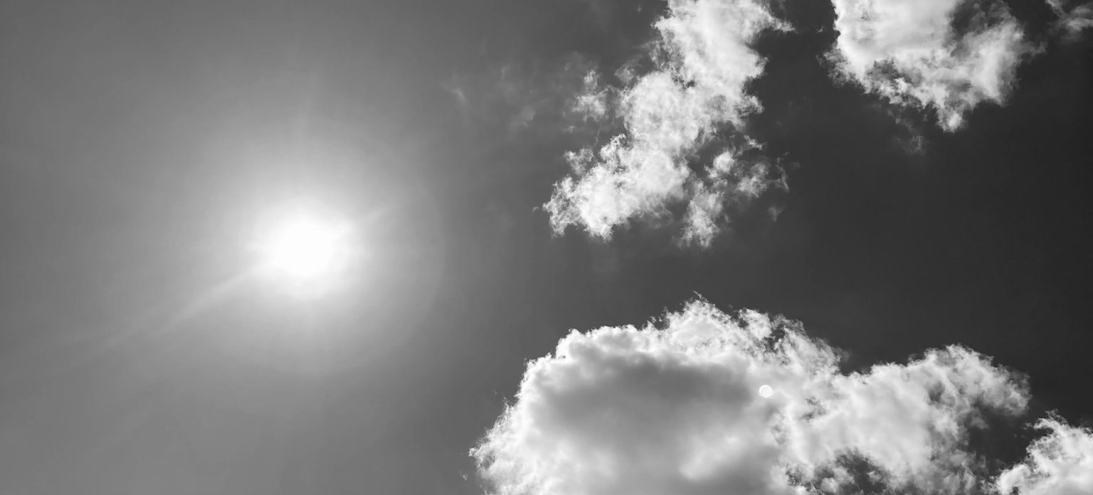 Soleil brillant dans un ciel clair avec des nuages moelleux