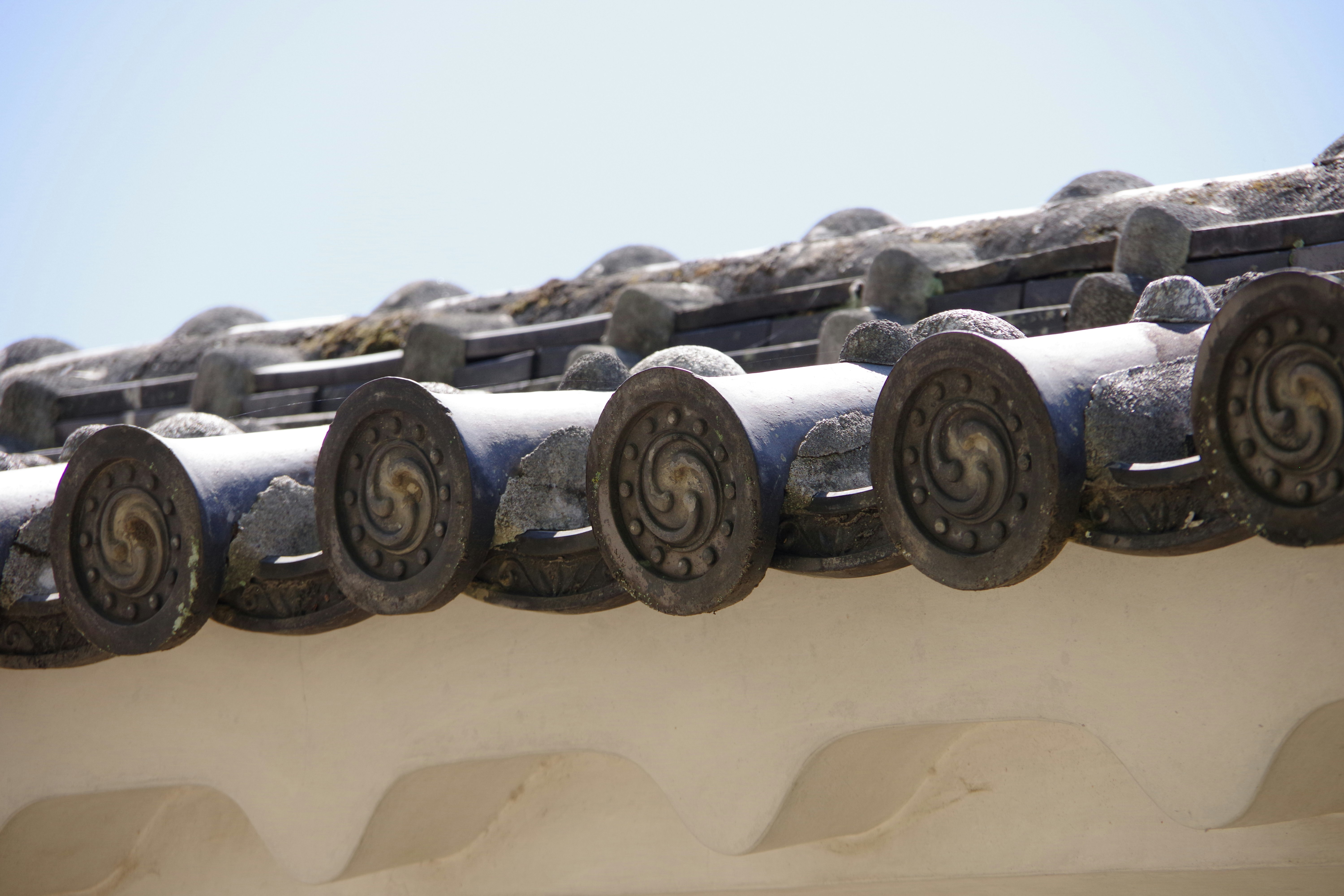 Kanonenreihen entlang einer Steinmauer