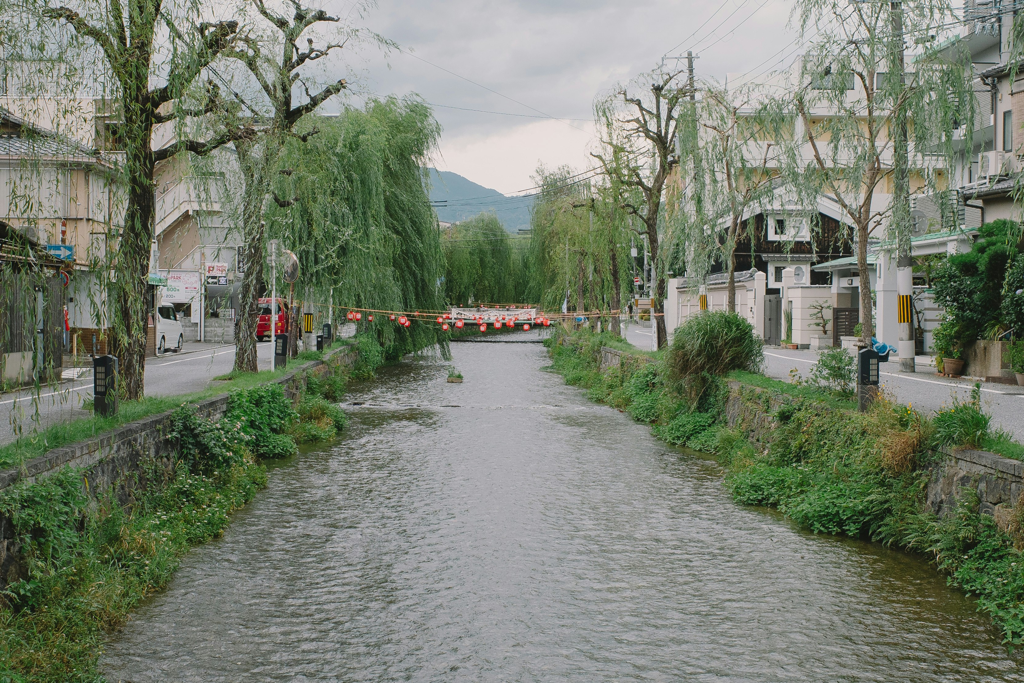 川沿いの遊歩道と並ぶ街並みの風景