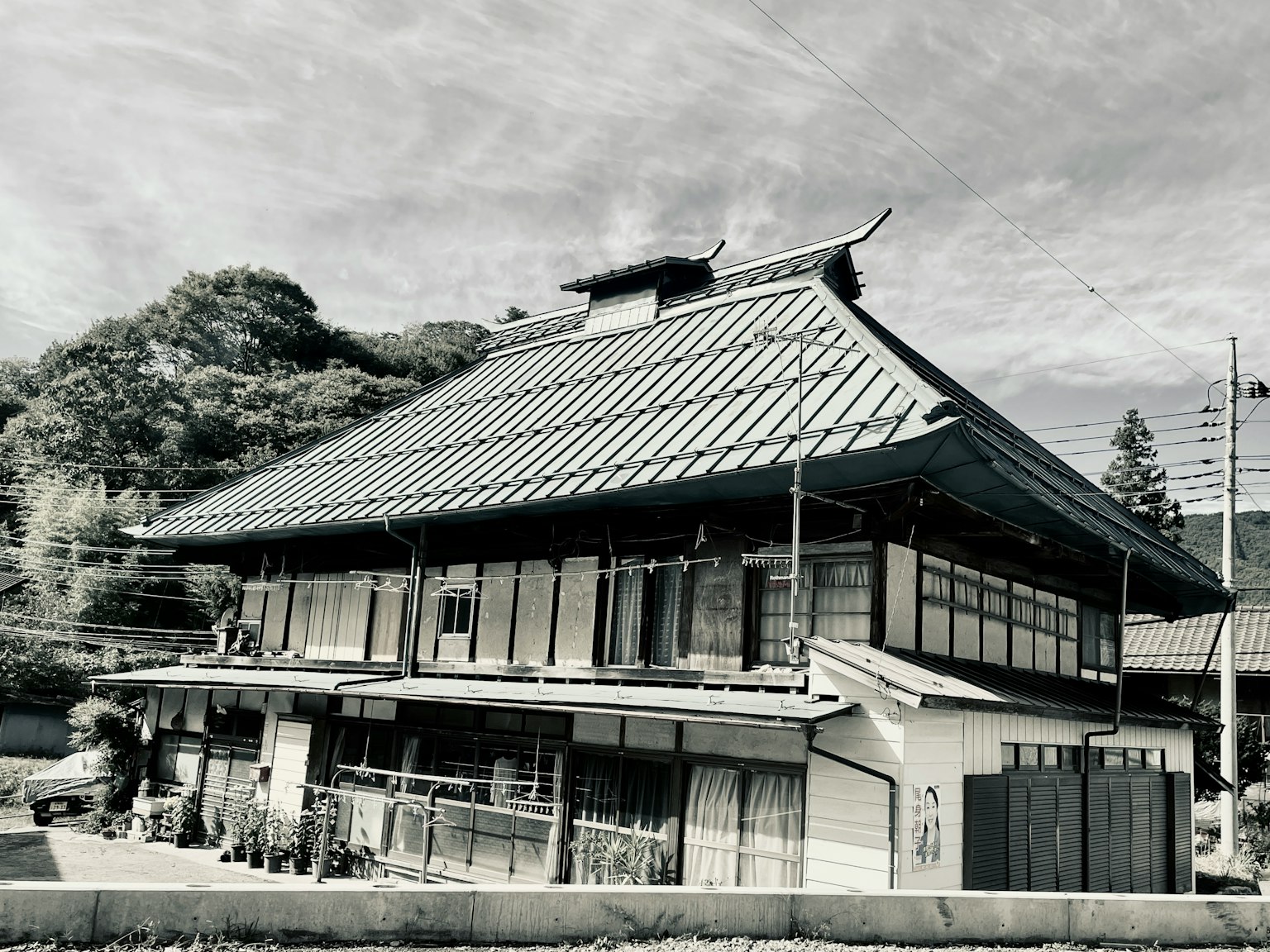 Traditionelles japanisches Haus mit einem markanten grünen Dach und Holzstruktur