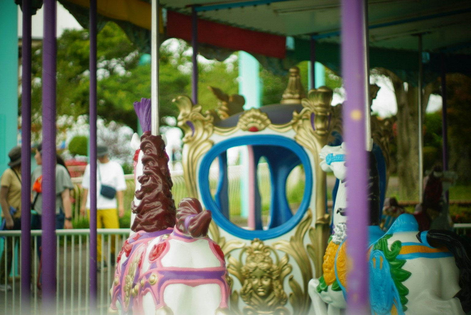 Cavalli del carosello colorati e piattaforma decorativa in un parco divertimenti