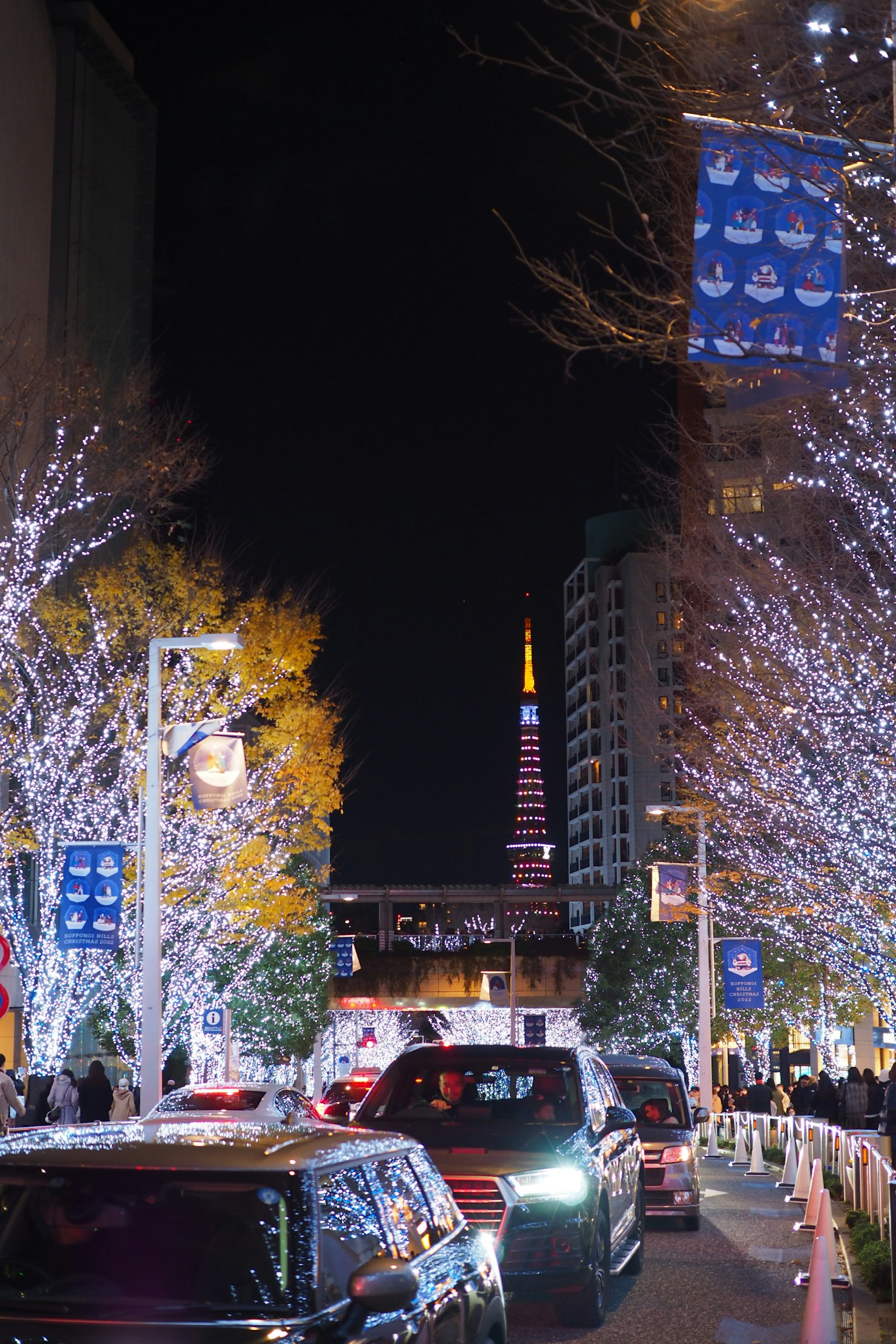 東京塔夜晚閃耀，繁忙街道和節日燈光