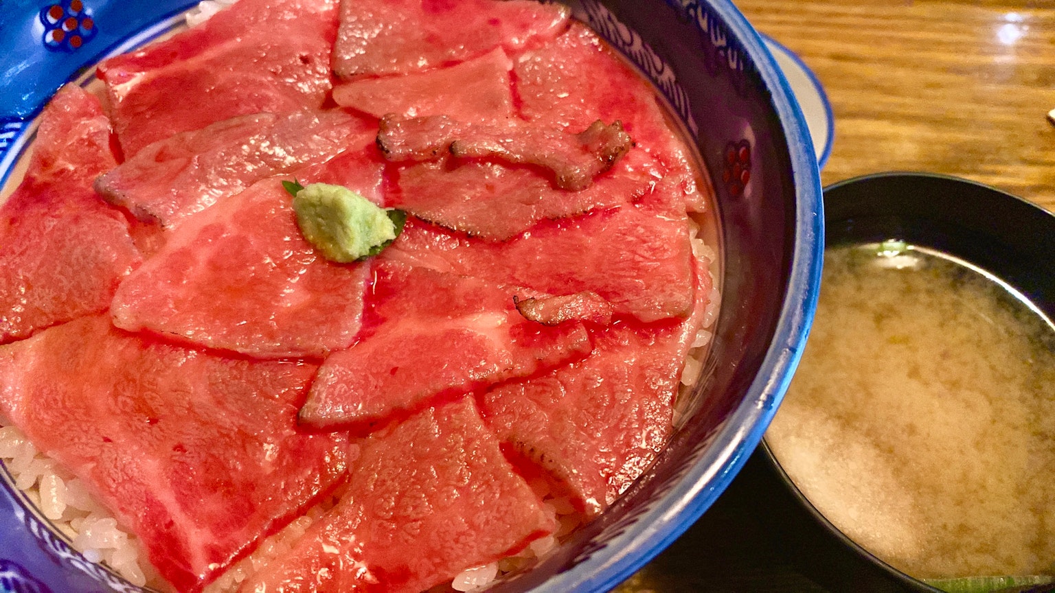 Plato de carne delicioso cubierto con wasabi