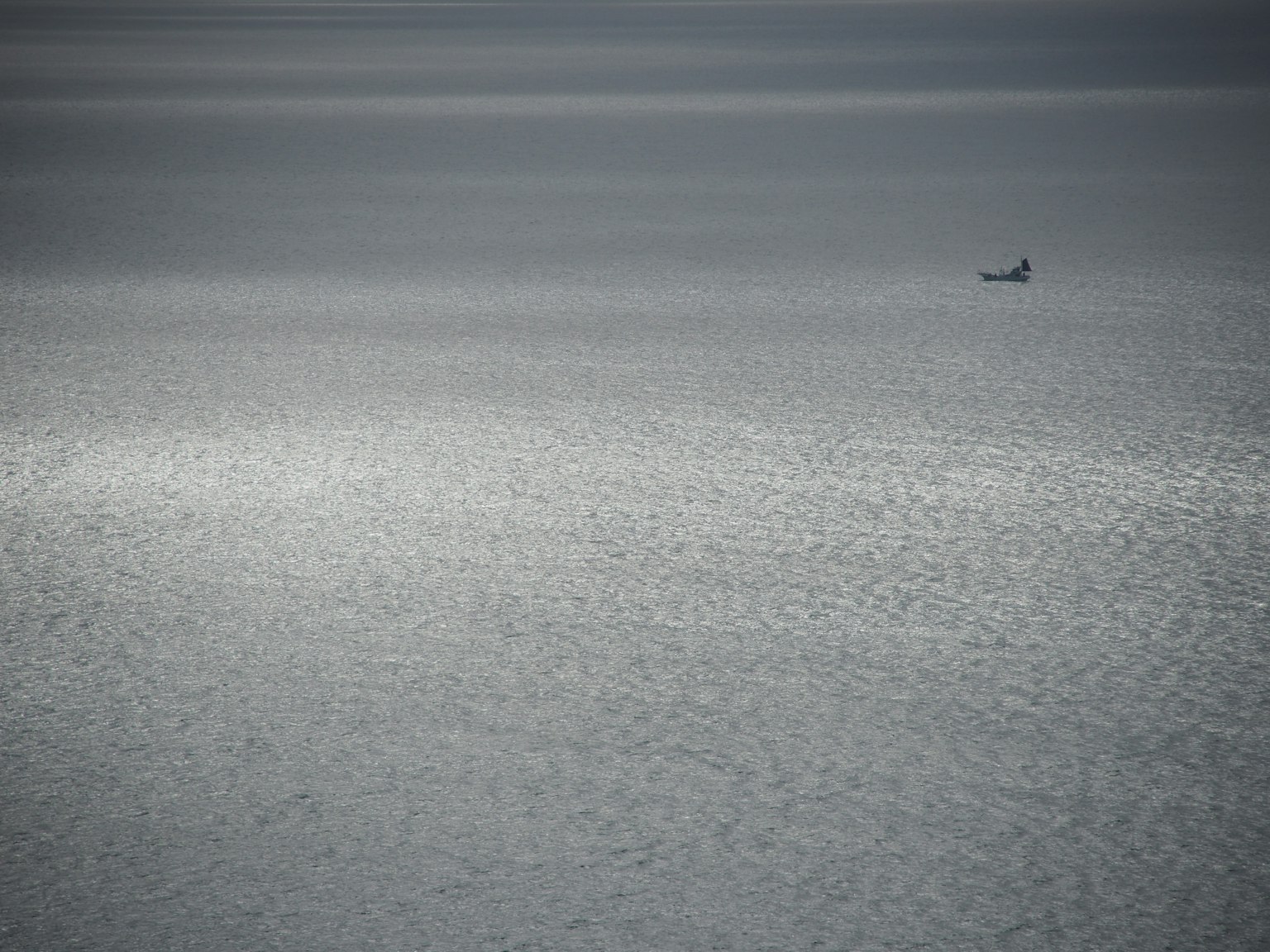 Una piccola barca che galleggia su un mare calmo