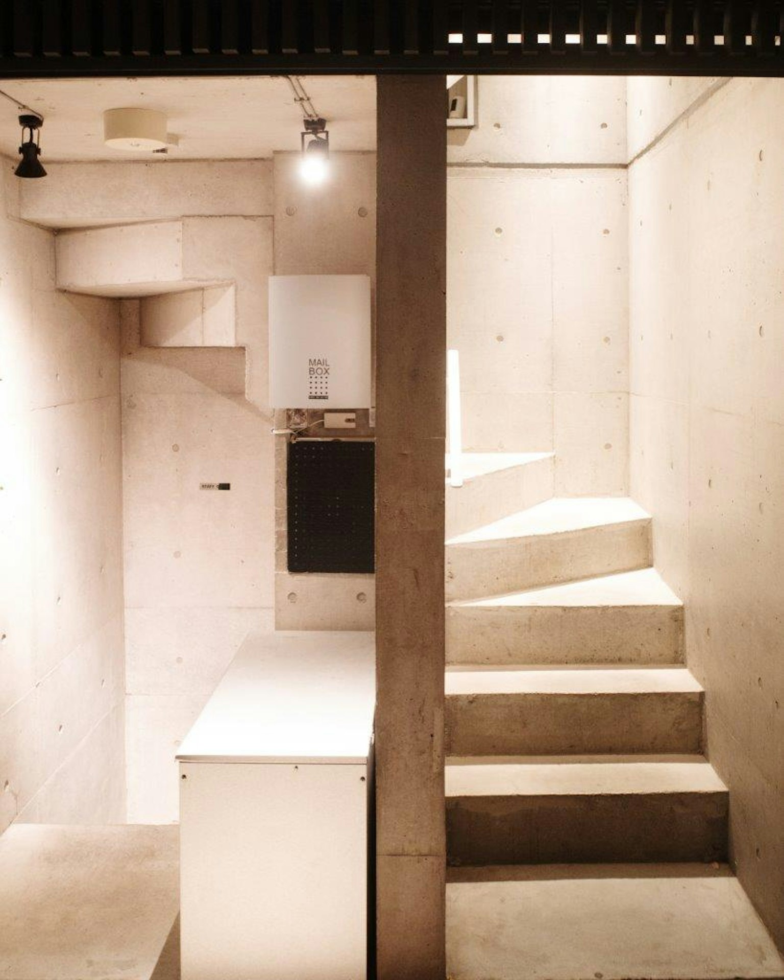 Spazio interno moderno con pareti in cemento e scale