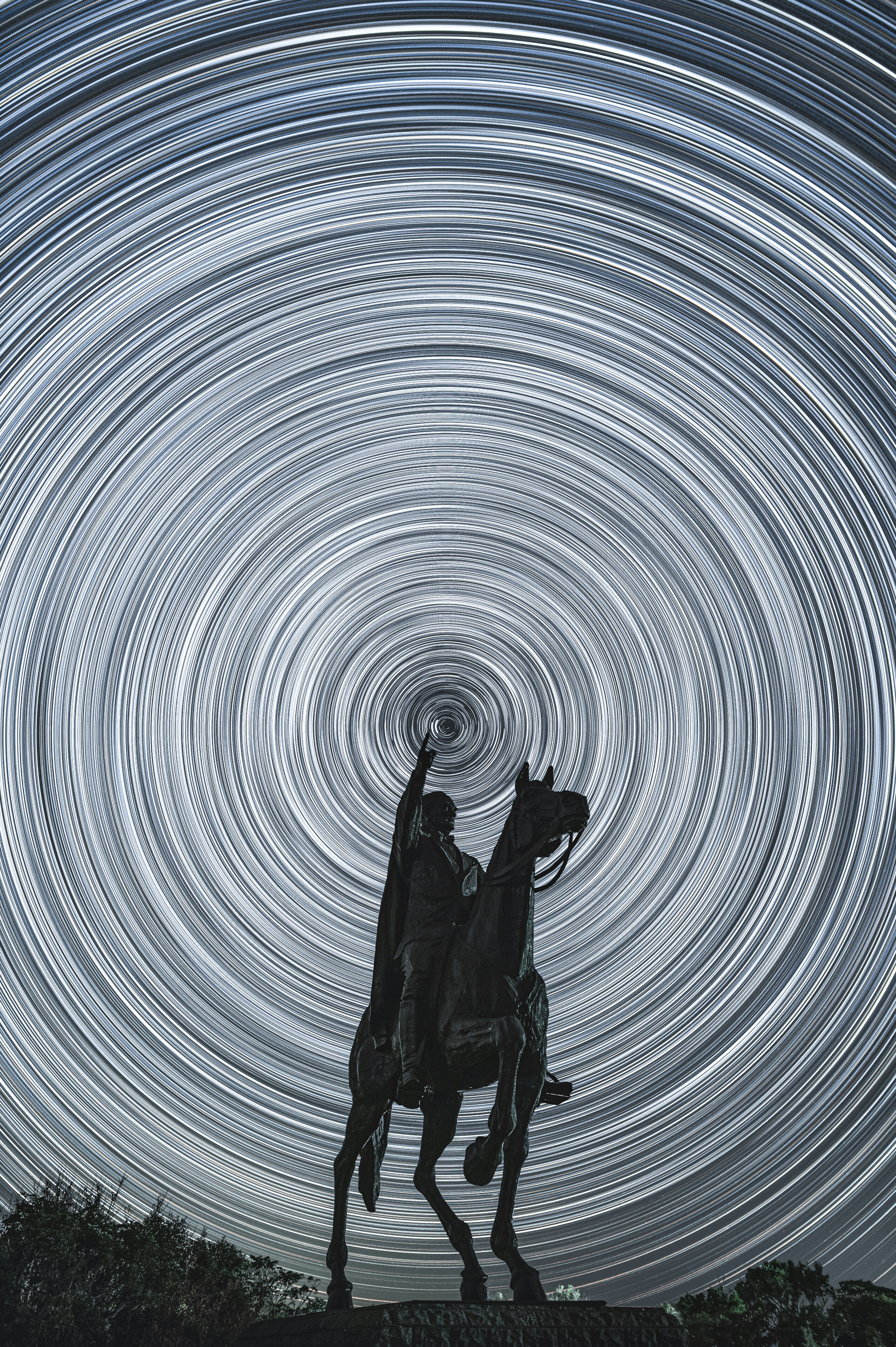两人在旋涡状星轨下并肩而立