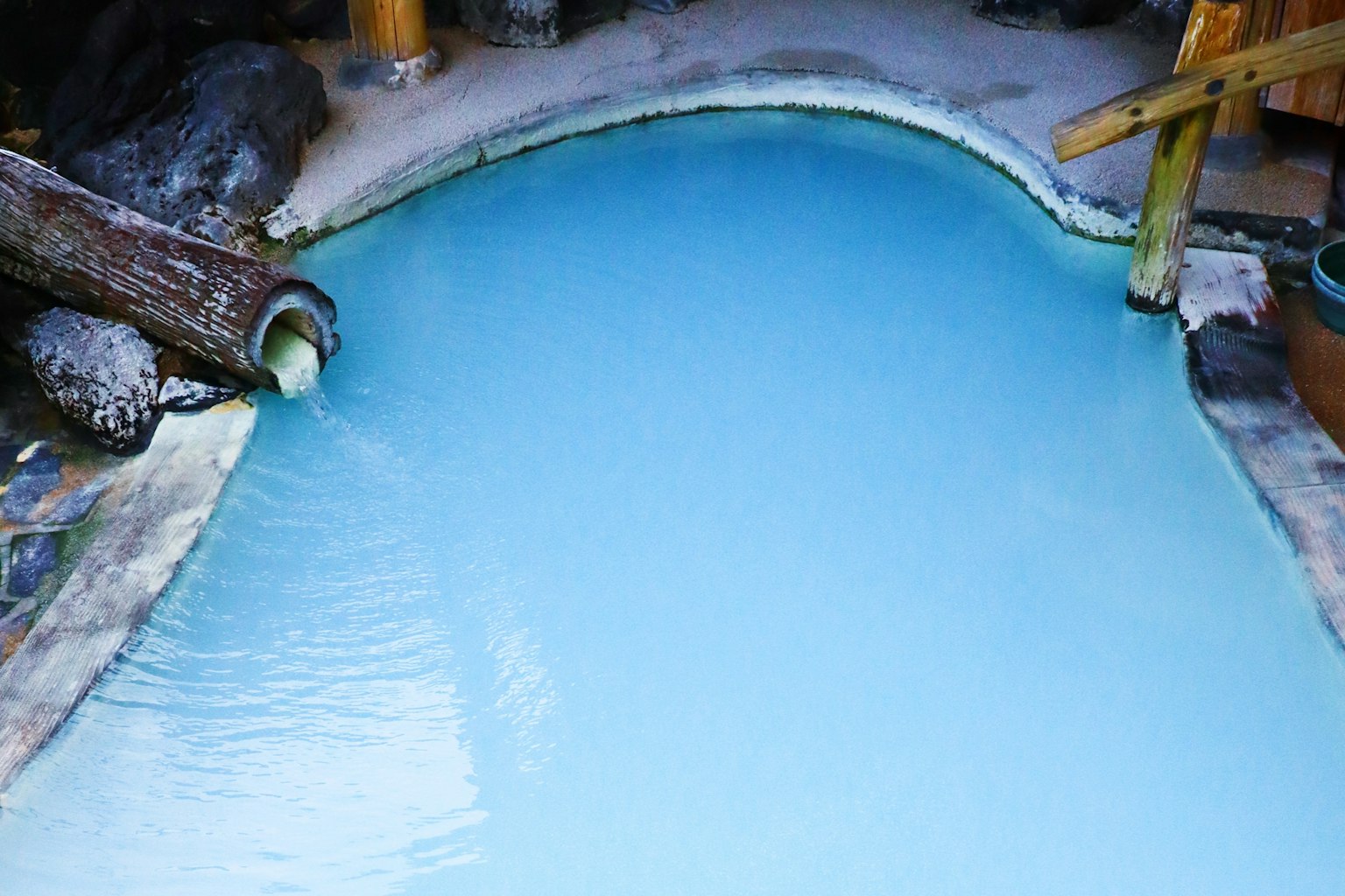 Kolam air panas alami dengan air biru