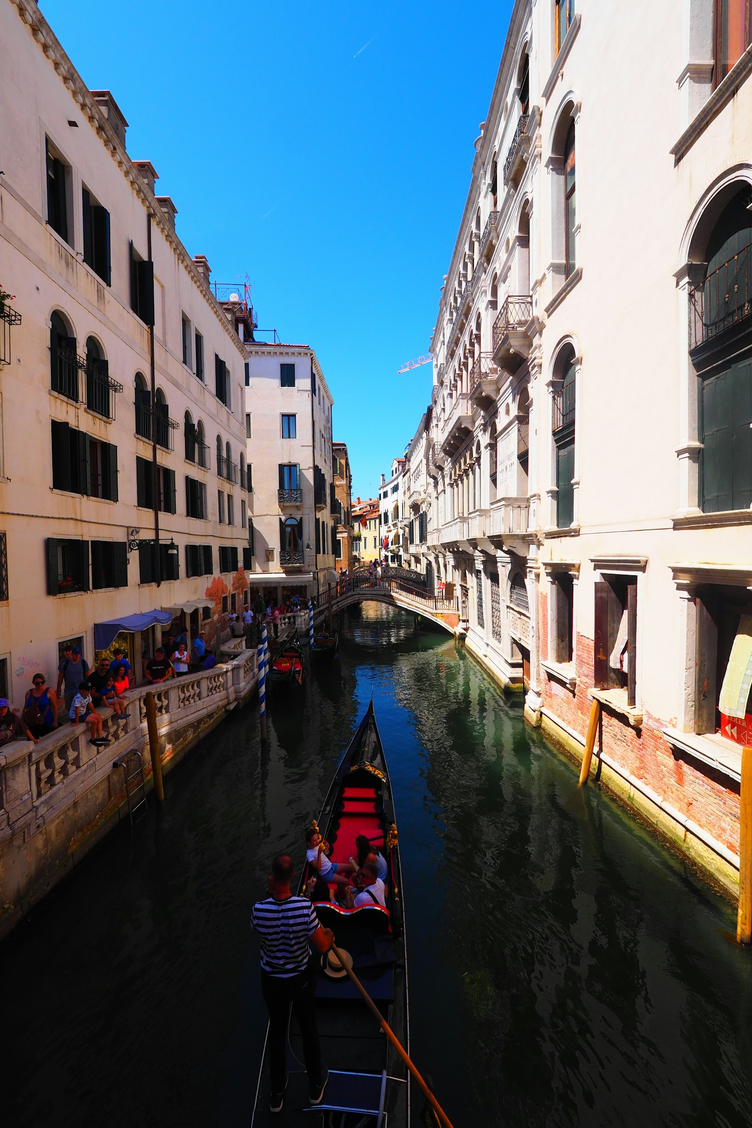 Góndola navegando por un canal con hermosos edificios