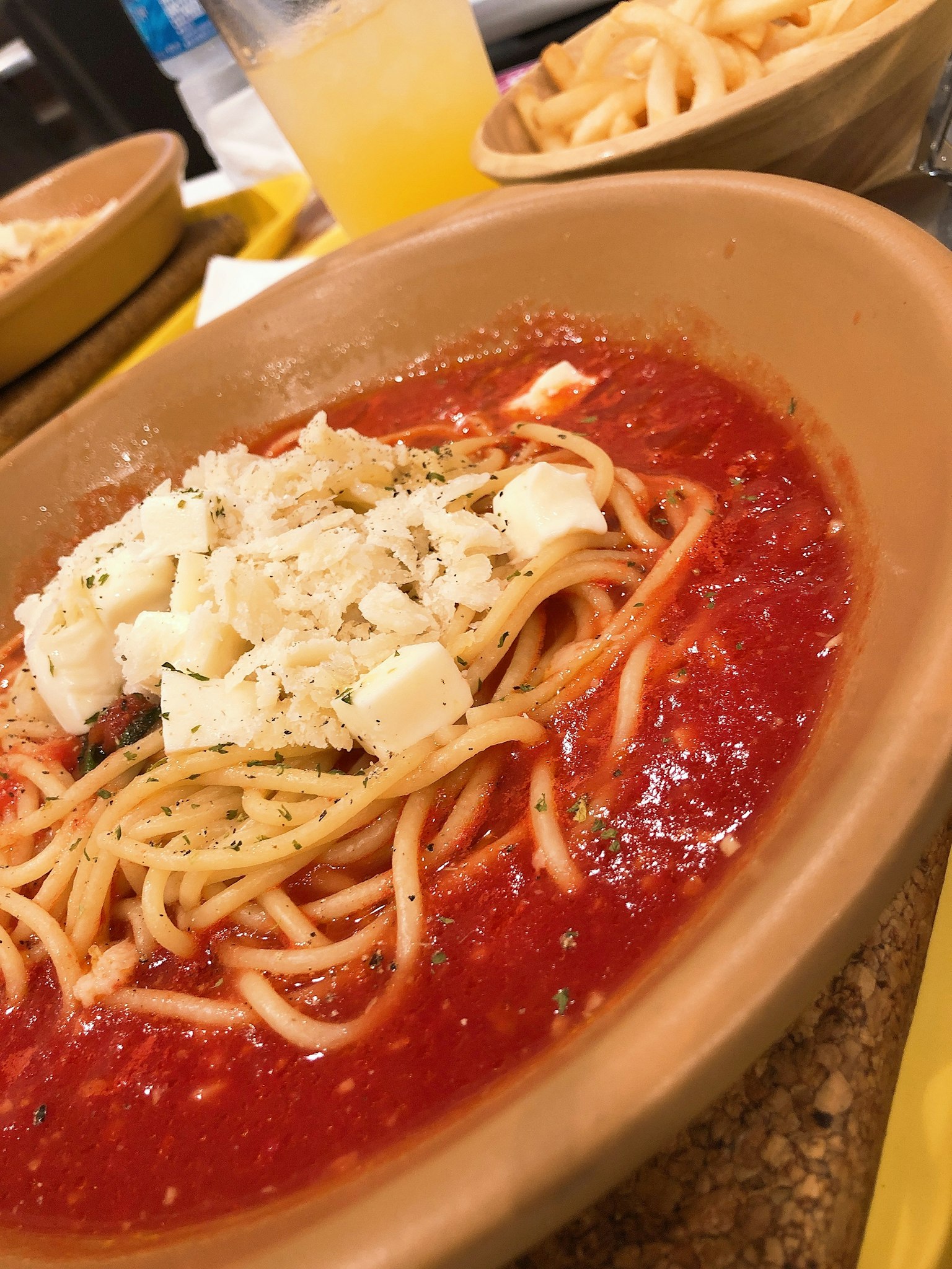 Spaghetti dengan saus tomat dan keju