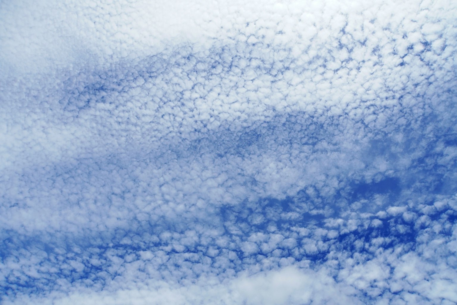 Pola awan putih di langit biru
