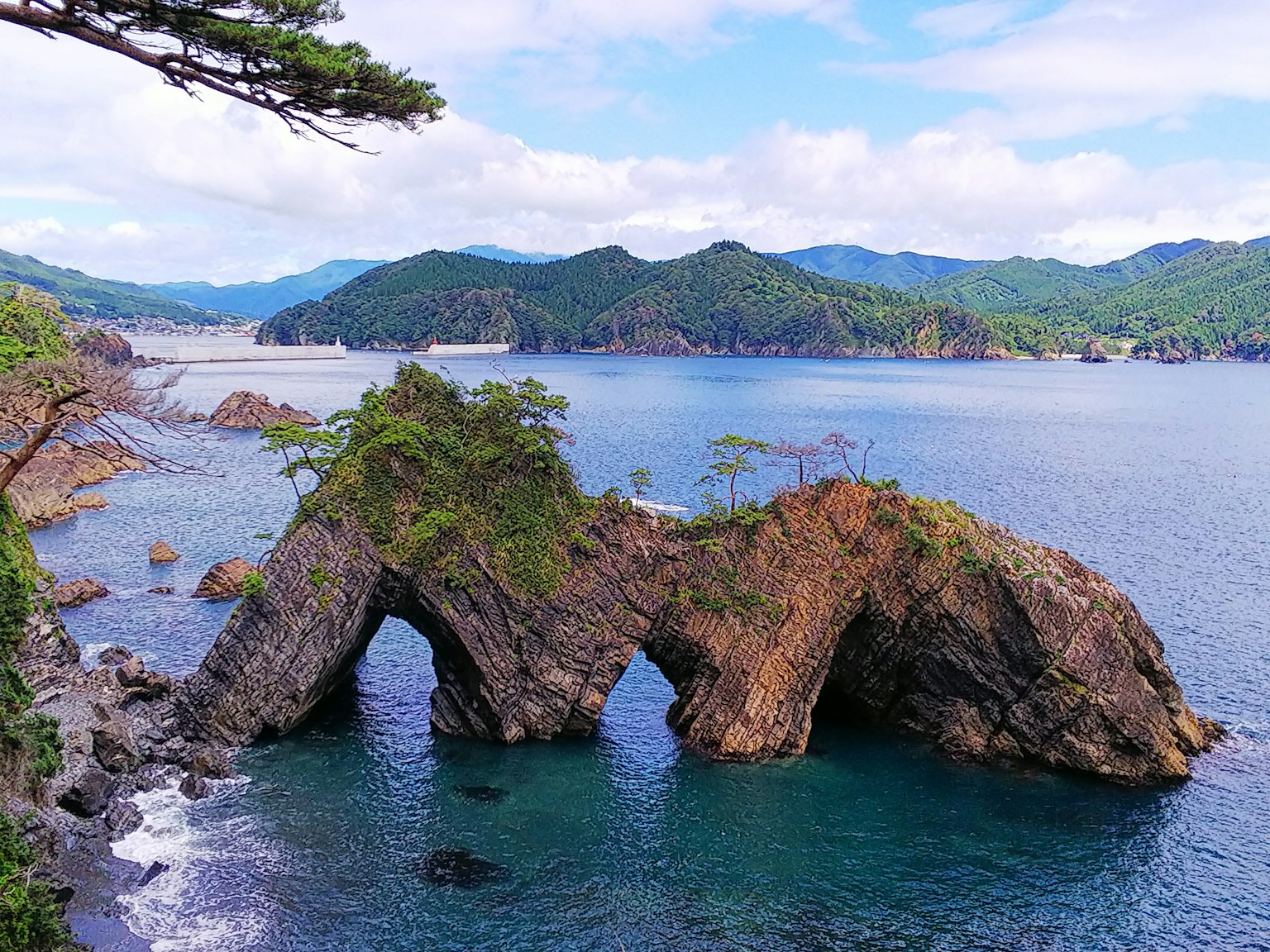 美丽的海岸景观，岩石拱门和蓝天