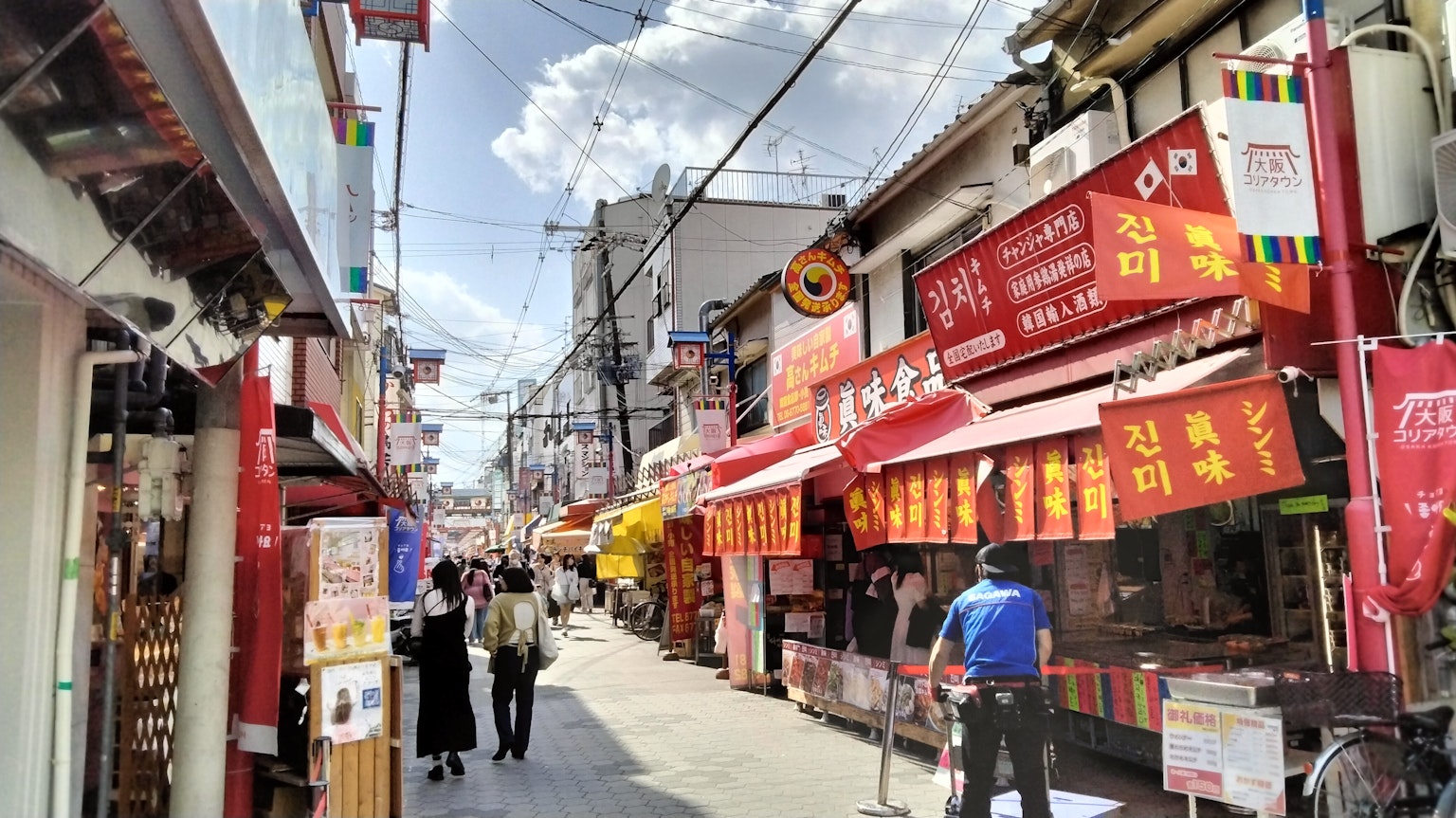 ถนนที่คึกคักพร้อมร้านสีแดงและผู้คนเดิน