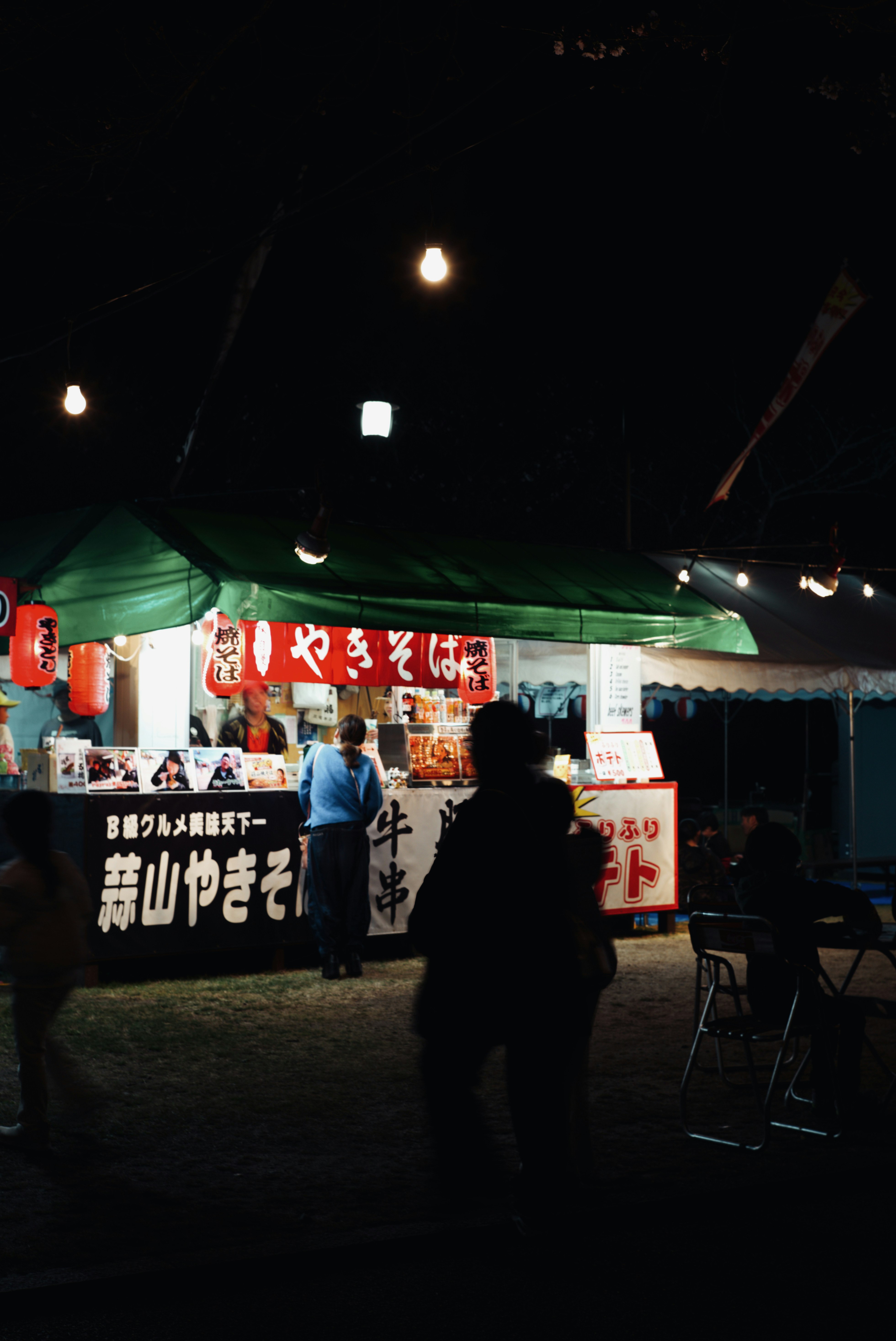 夜の錦帯橋周辺の屋台が並ぶ通り