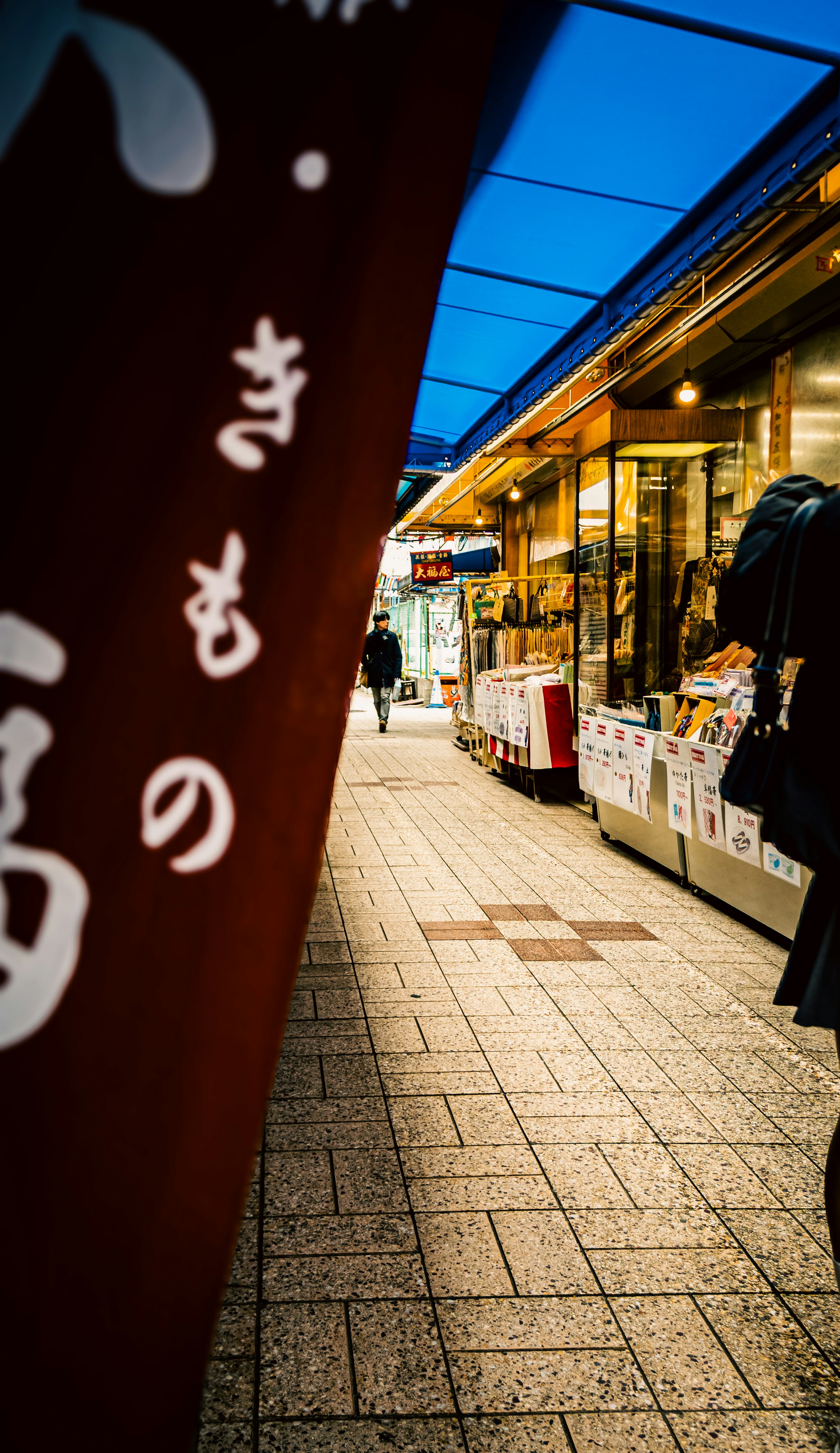 路地の商店街で並ぶ店先と商品棚のある通り画像