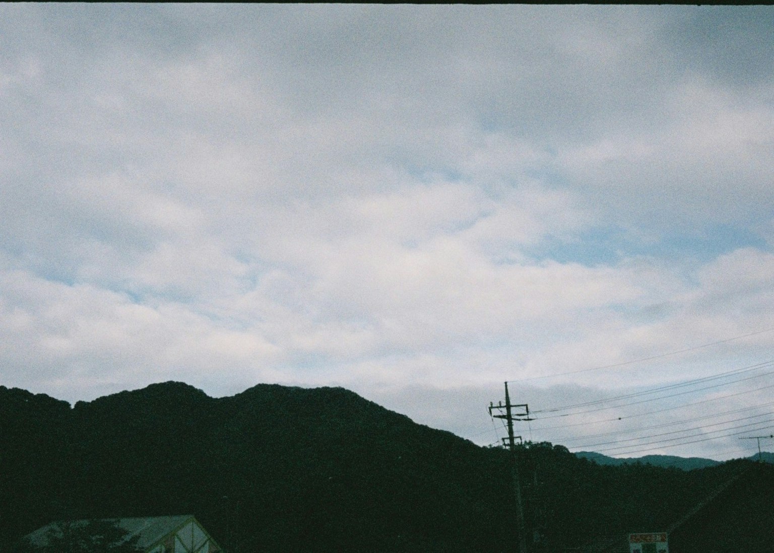 陰雲密佈的天空和背景中的山脈