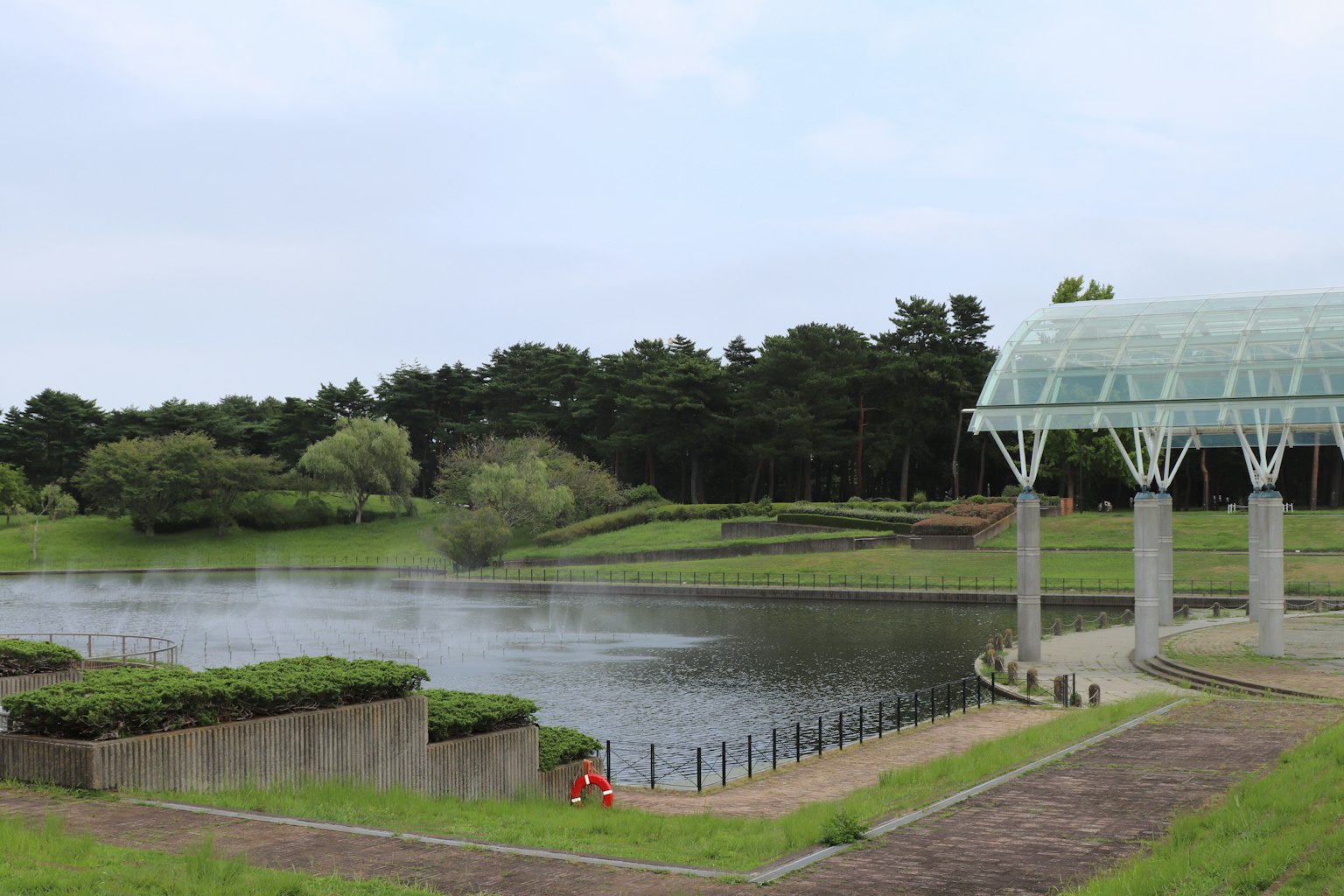 寧靜的公園湖泊和附近的現代建築