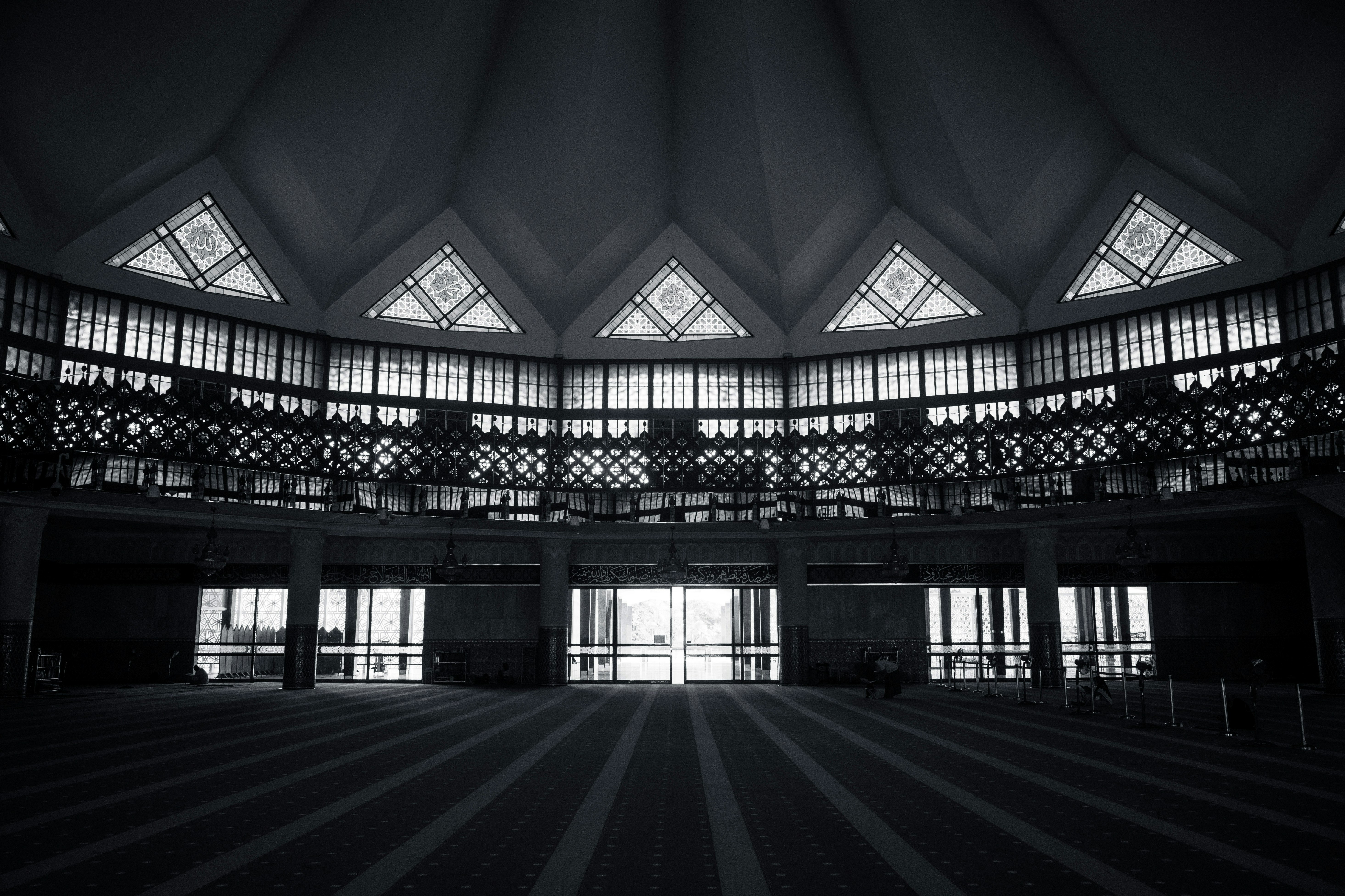 intérieur d’une mosquée nationale avec une grande salle de prière