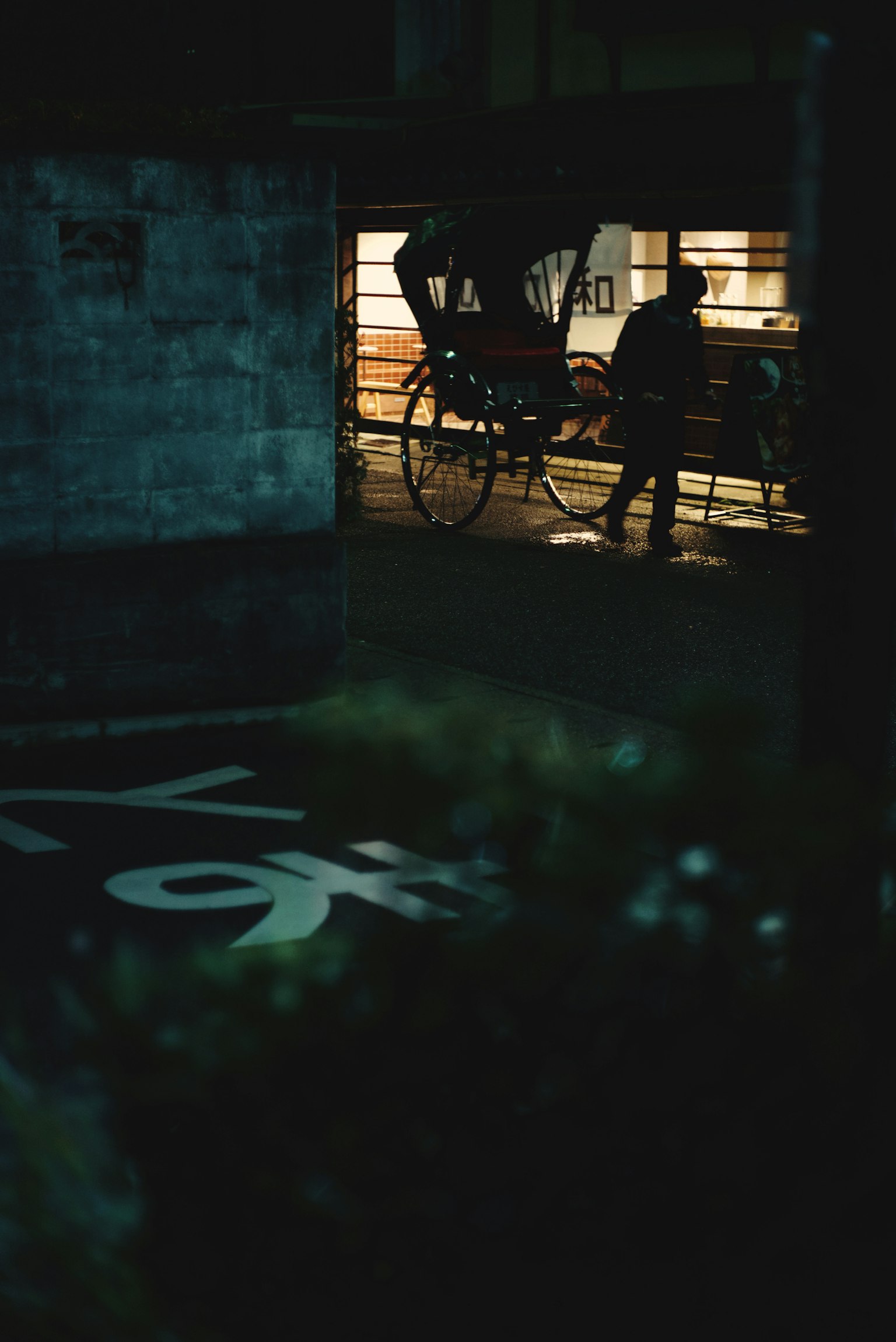 รถลากในถนนที่สลัวมีคนยืนอยู่ข้างหลัง