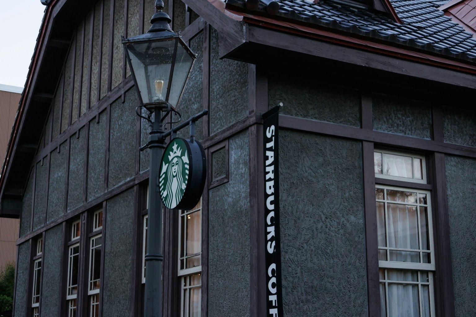 スターバックスの看板がある伝統的な建物の外観