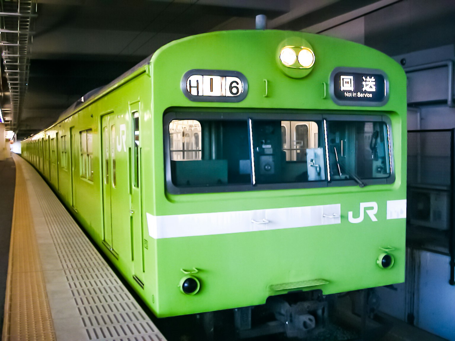 綠色JR列車停在車站