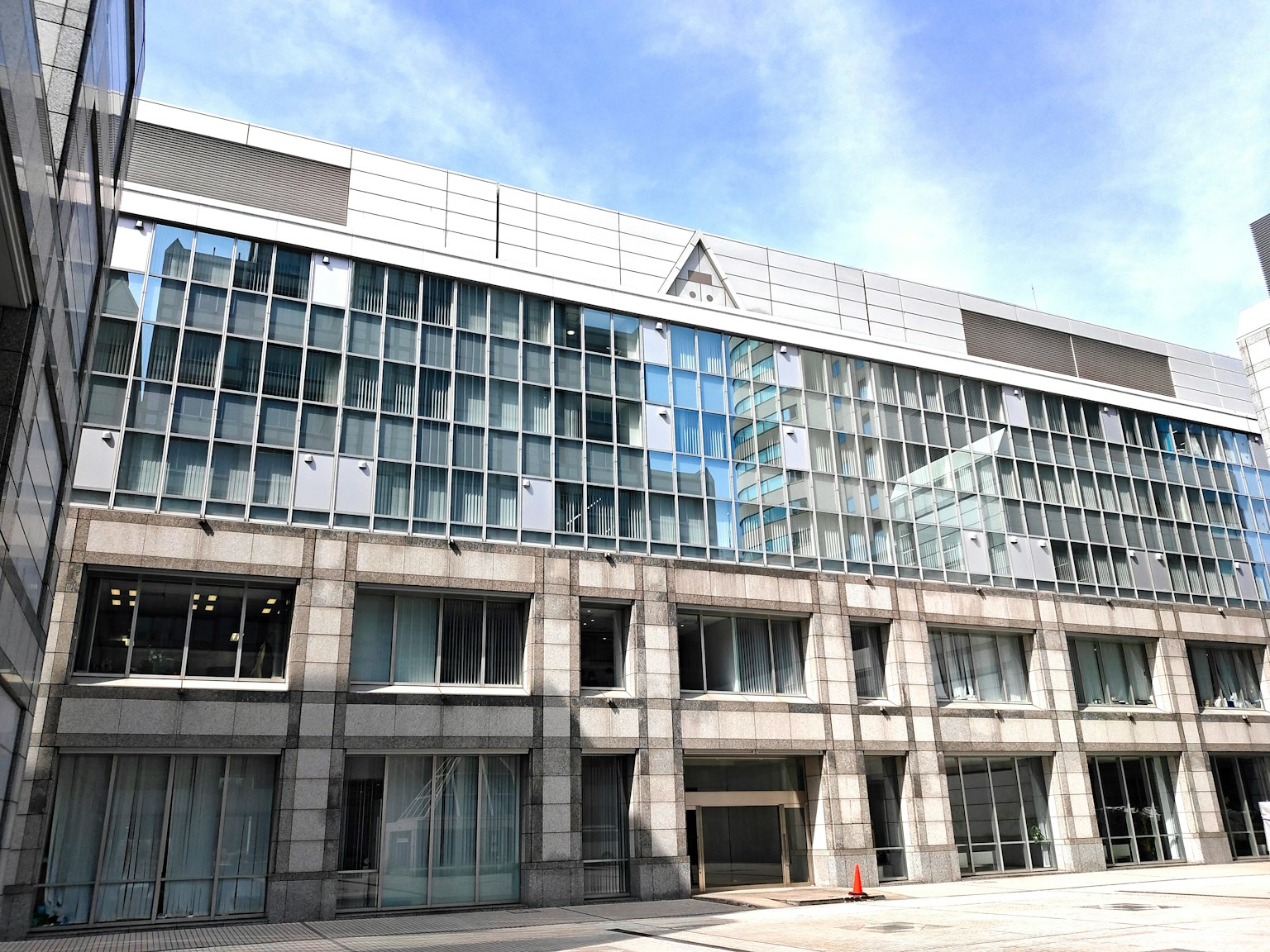 現代建築外觀 銀色外牆和大型玻璃窗