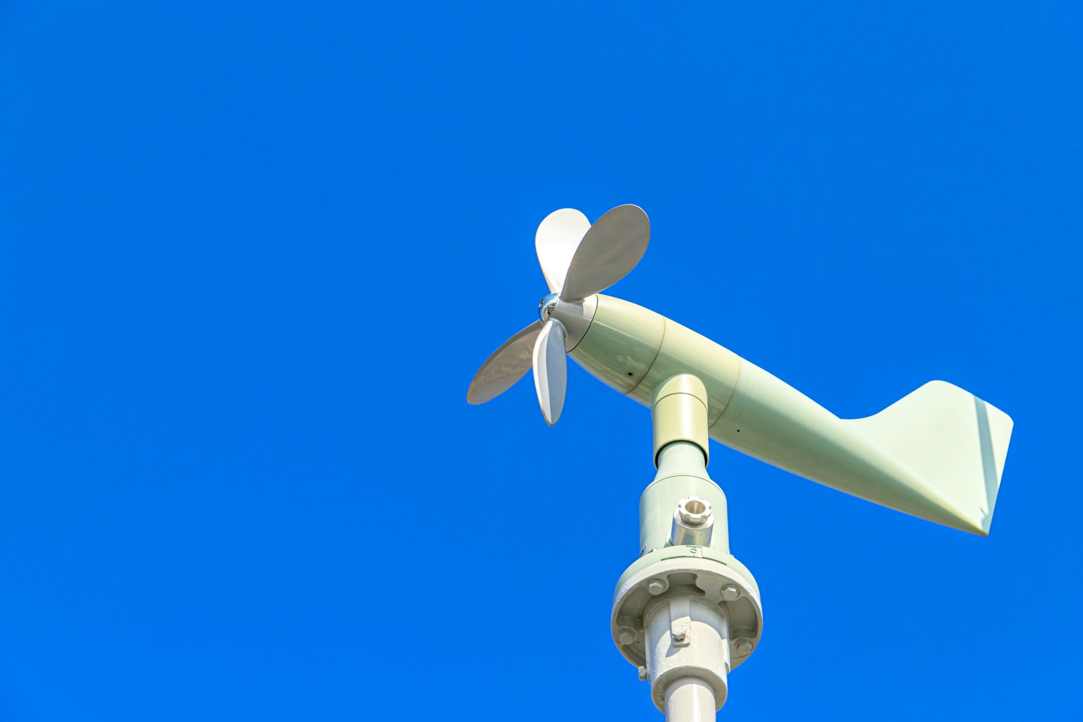 Gros plan sur un anémomètre sous un ciel bleu clair