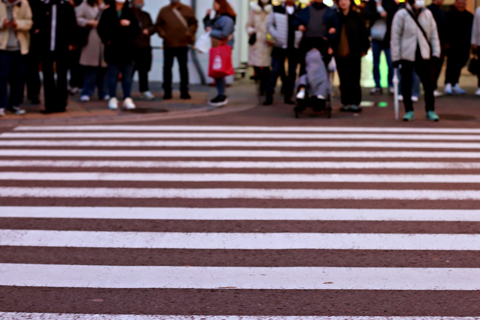 Passage piéton avec des bandes blanches et une foule de personnes