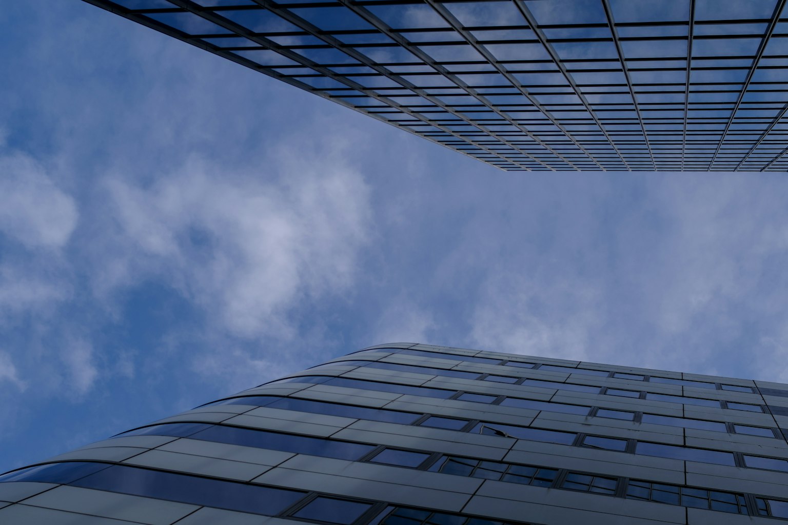 Close-up gedung pencakar langit melawan langit biru