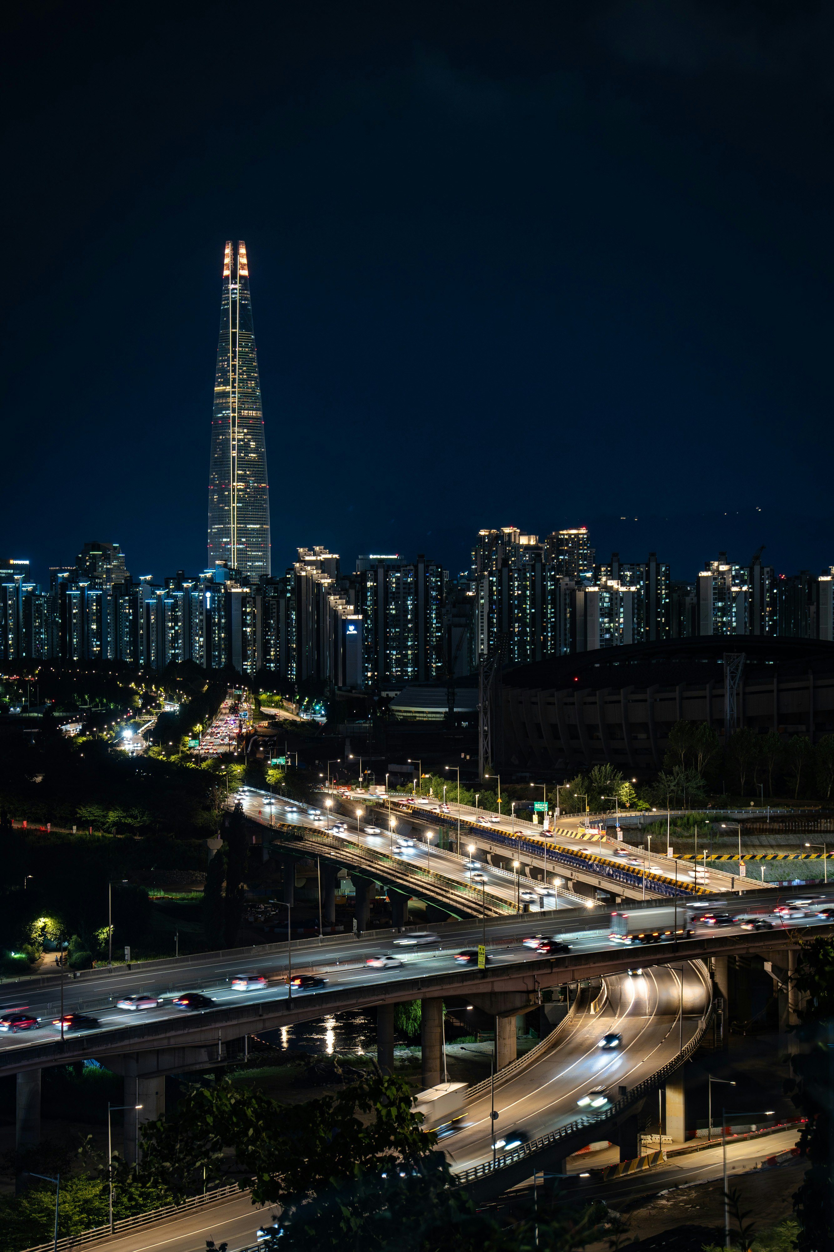 首爾夜景，燈火通明的摩天大樓與高架道路