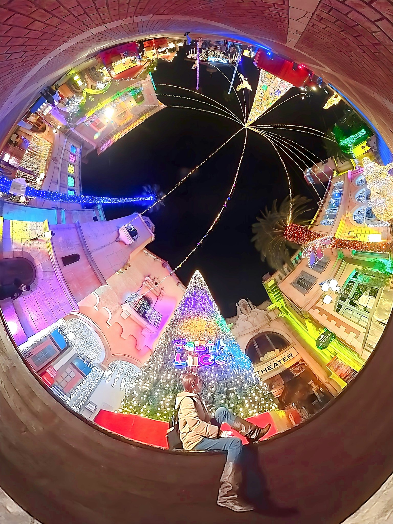夜晚氛围中五彩缤纷的节日装饰和圣诞树