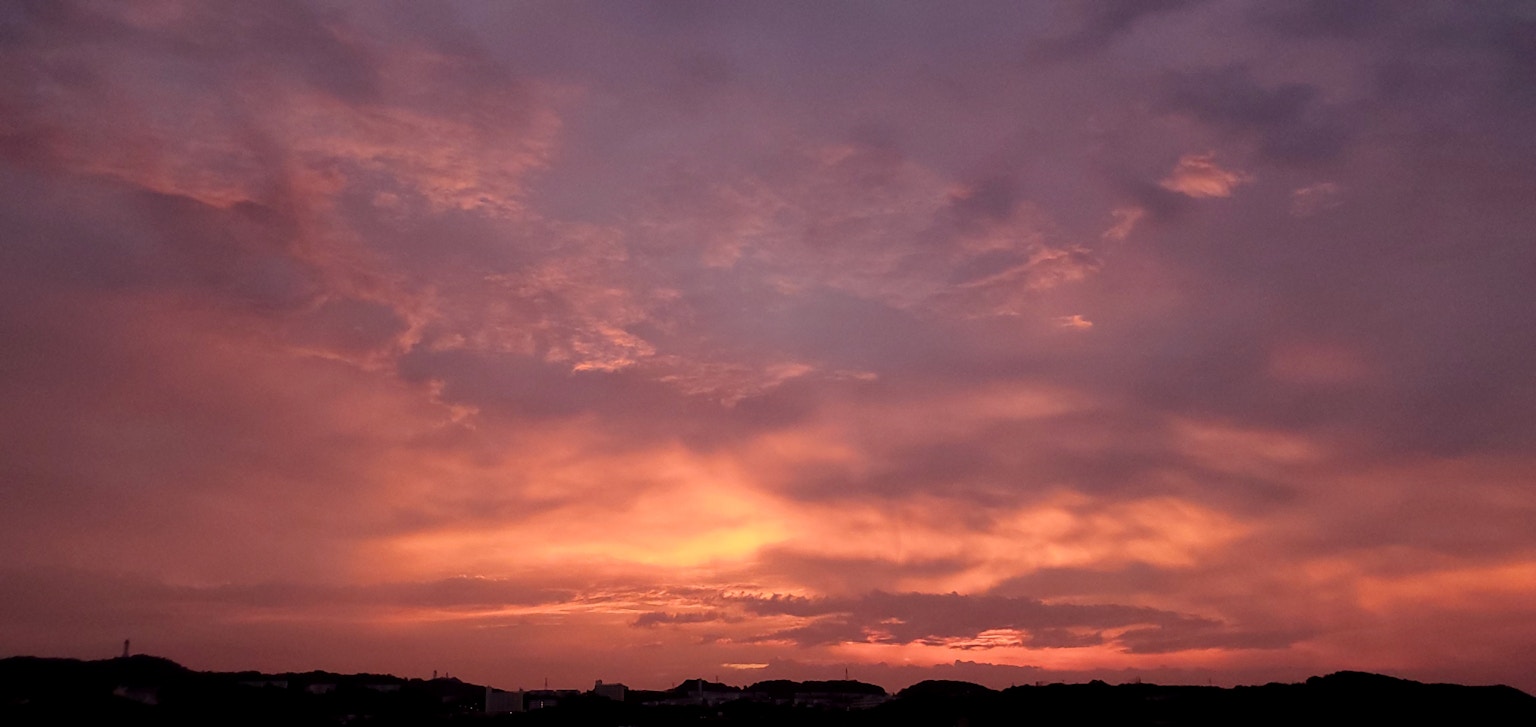 美麗的夕陽天空，色彩鮮豔