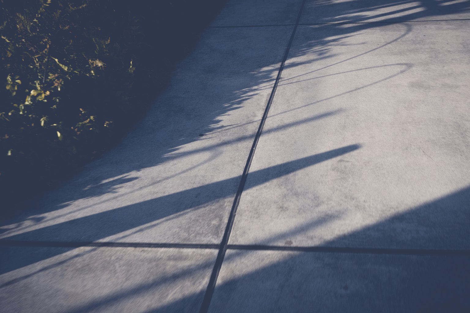 Sentiero in cemento con motivi di ombra