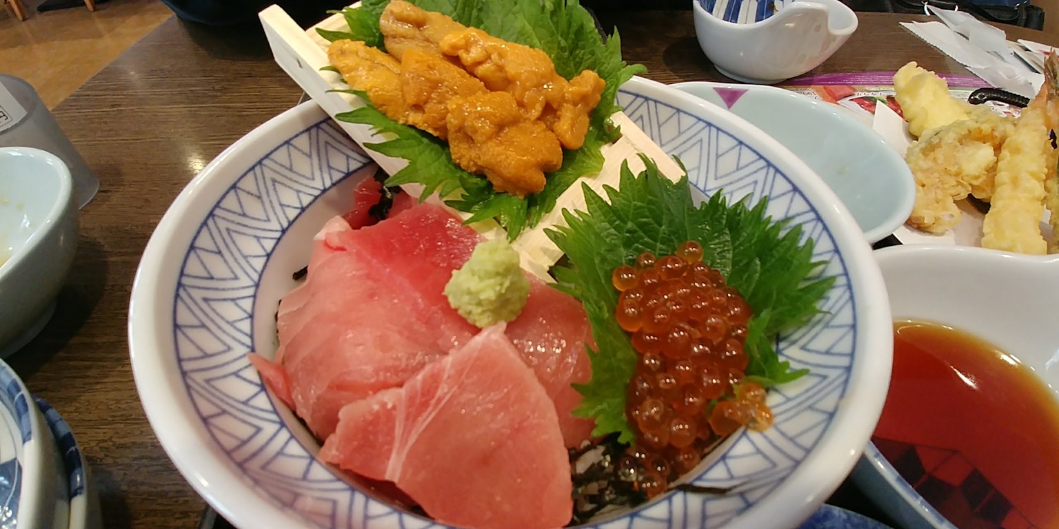 Ein schön angerichteter Teller mit Sashimi und Algen in der japanischen Küche