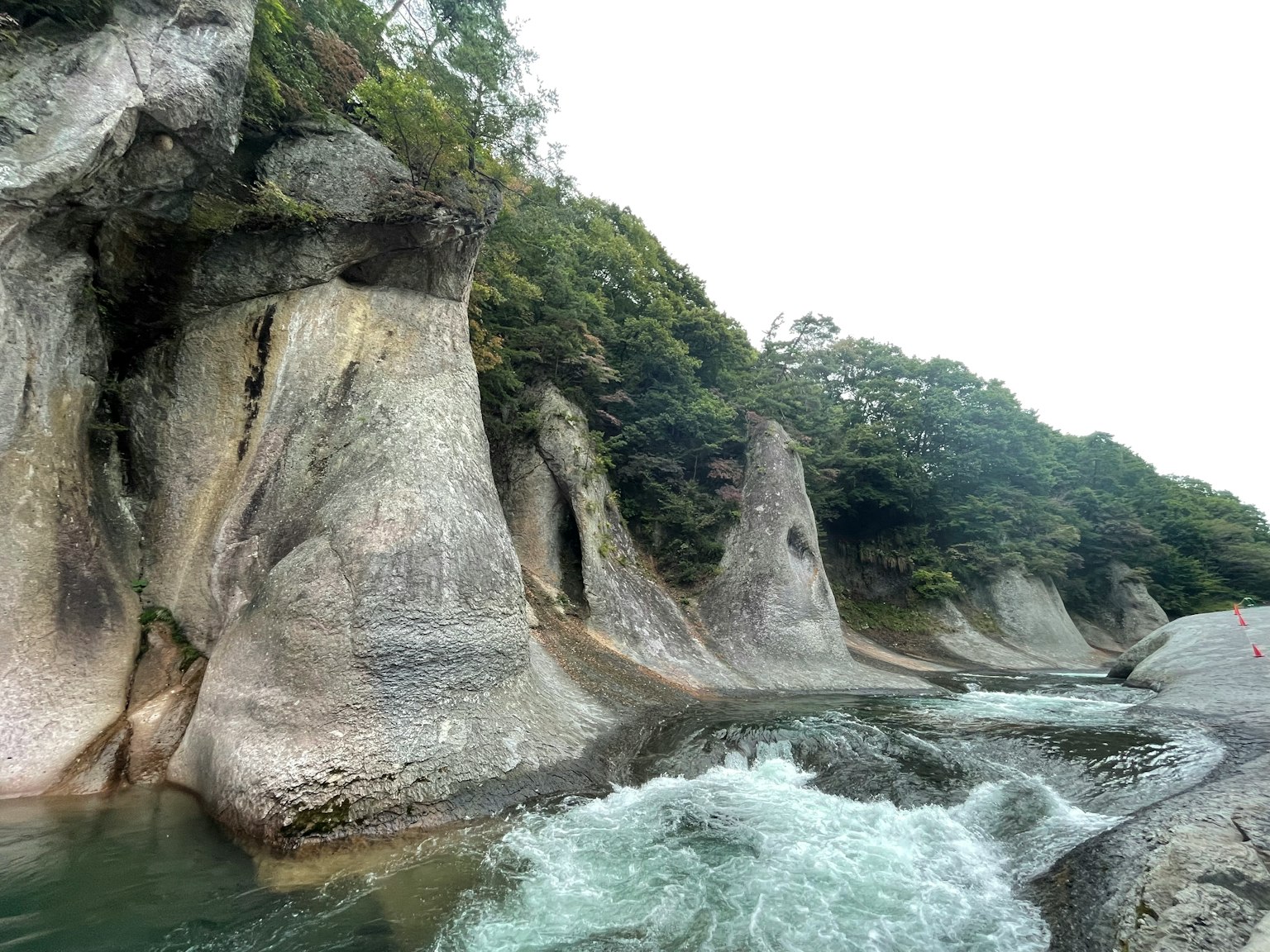 Paysage naturel avec des formations rocheuses uniques et de l'eau qui coule