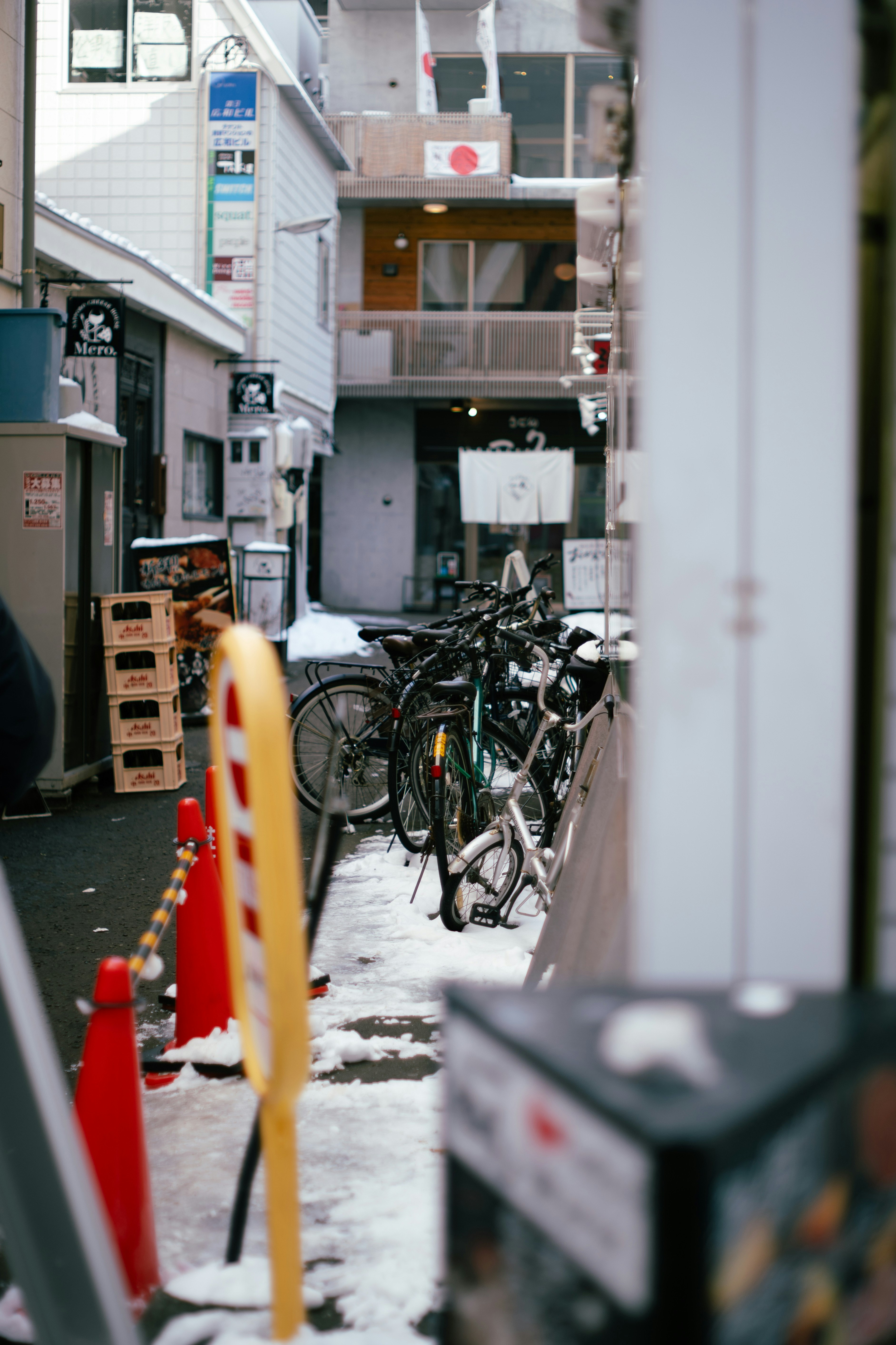 路地に並ぶ自転車と店先のある商店街の軒先