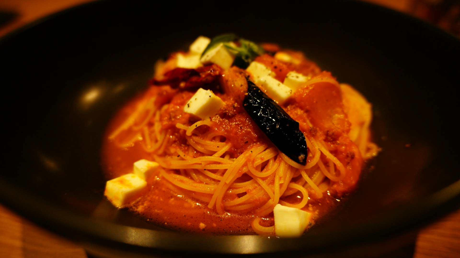 モッツァレラ入りトマトソースのパスタ画像