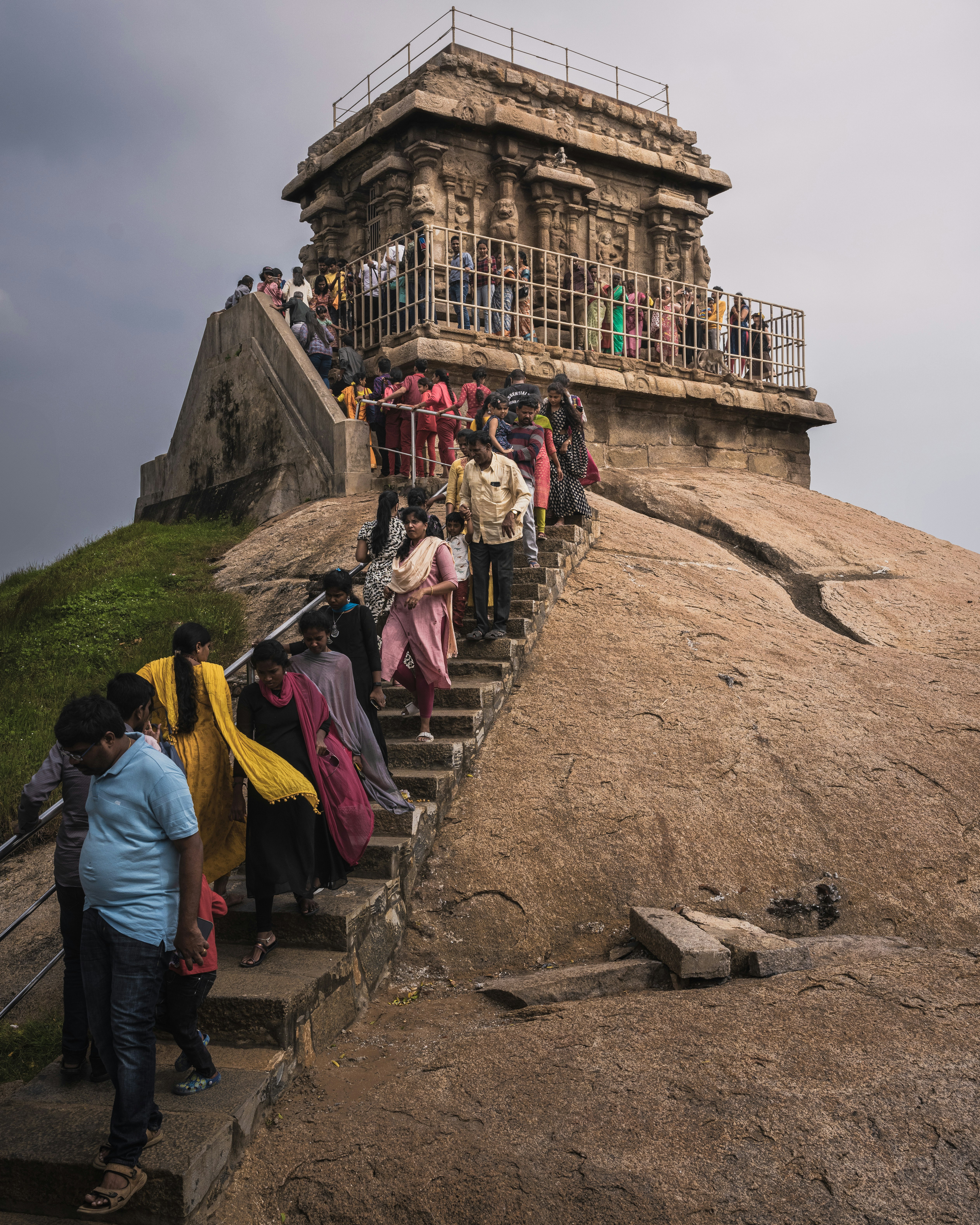 インドの丘の上にある石造りの遺跡と参拝者が並ぶ階段