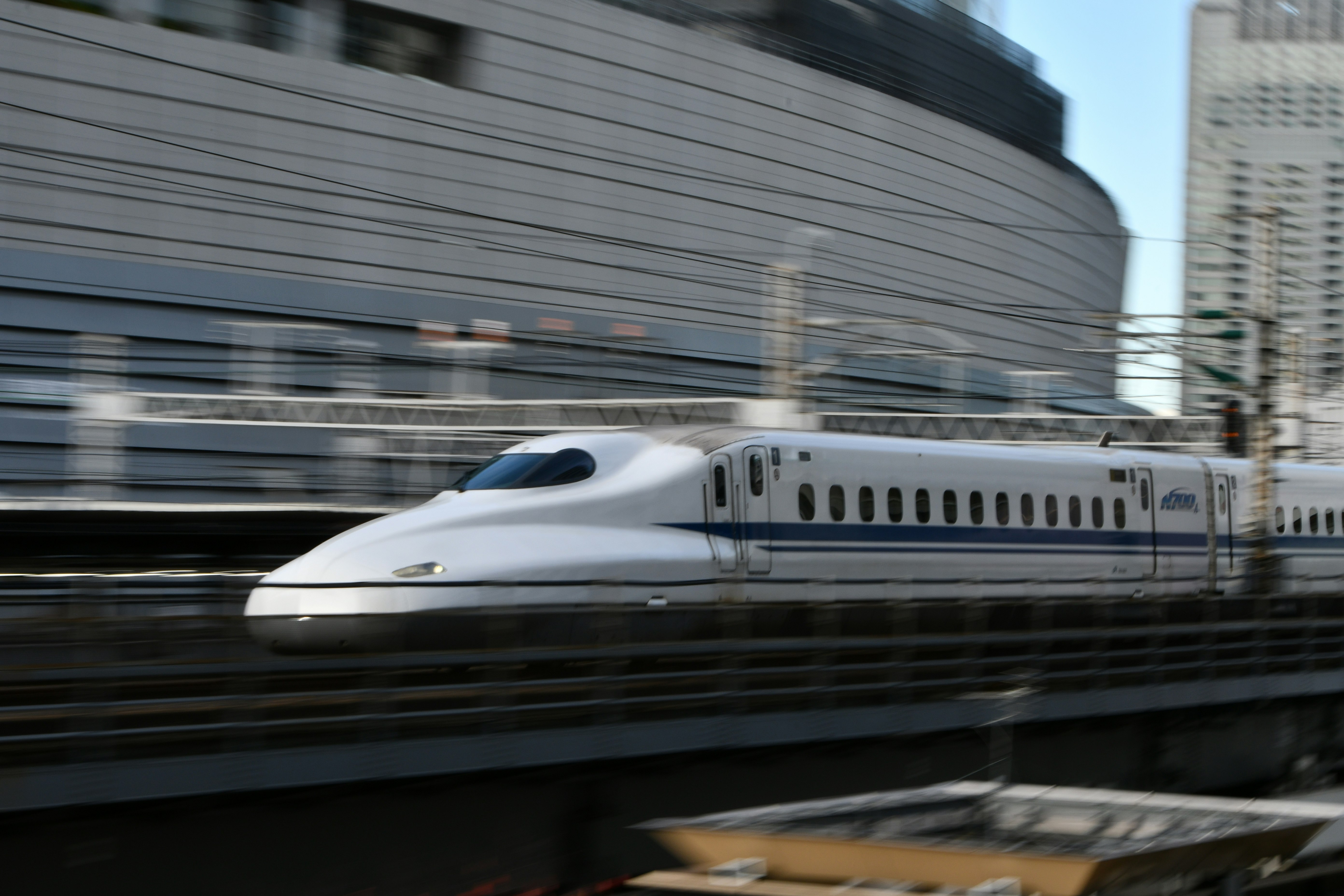 高速列車快速通過高架軌道的瞬間