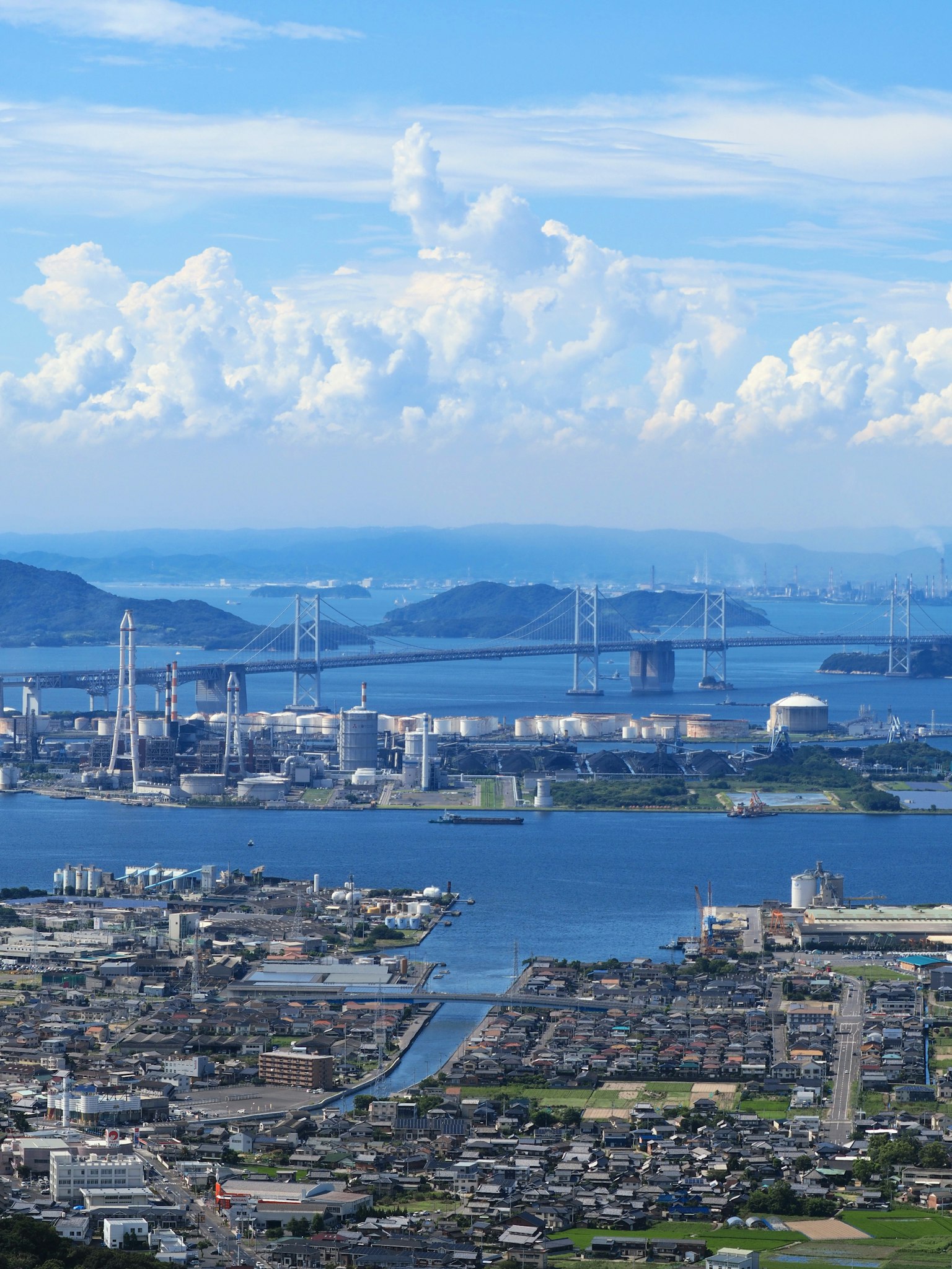 Vista panoramica di una città costiera con cielo blu e ponti sull'acqua