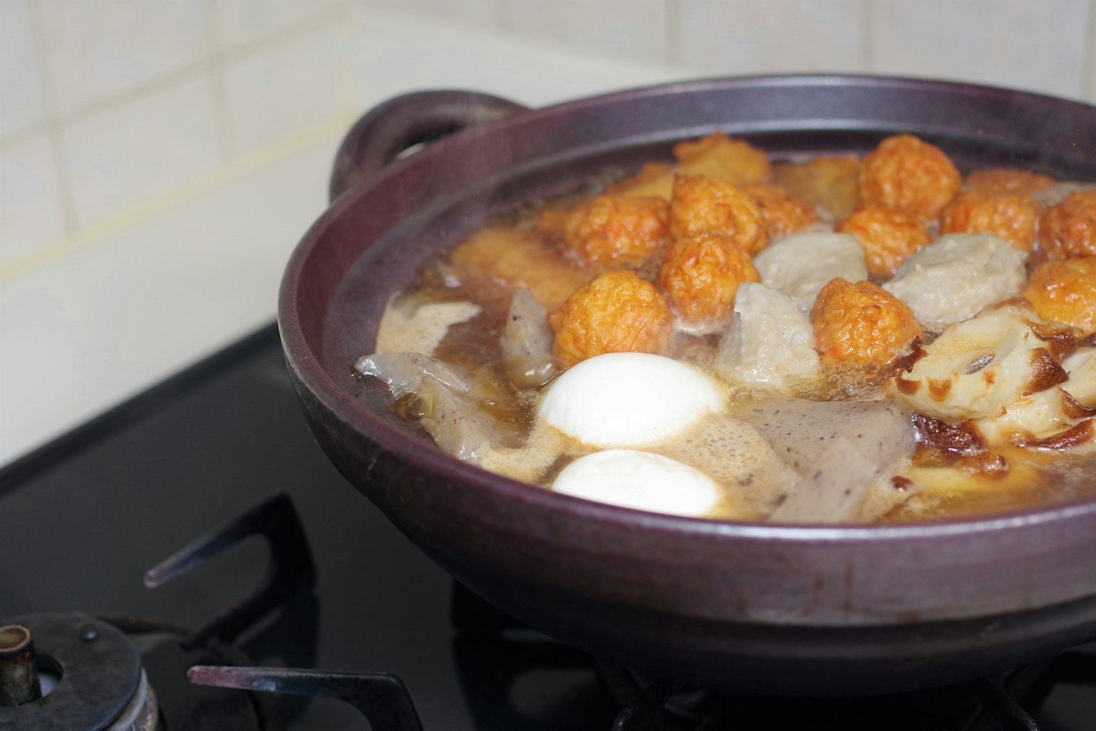 Hình ảnh nồi đang sôi với thịt và trứng