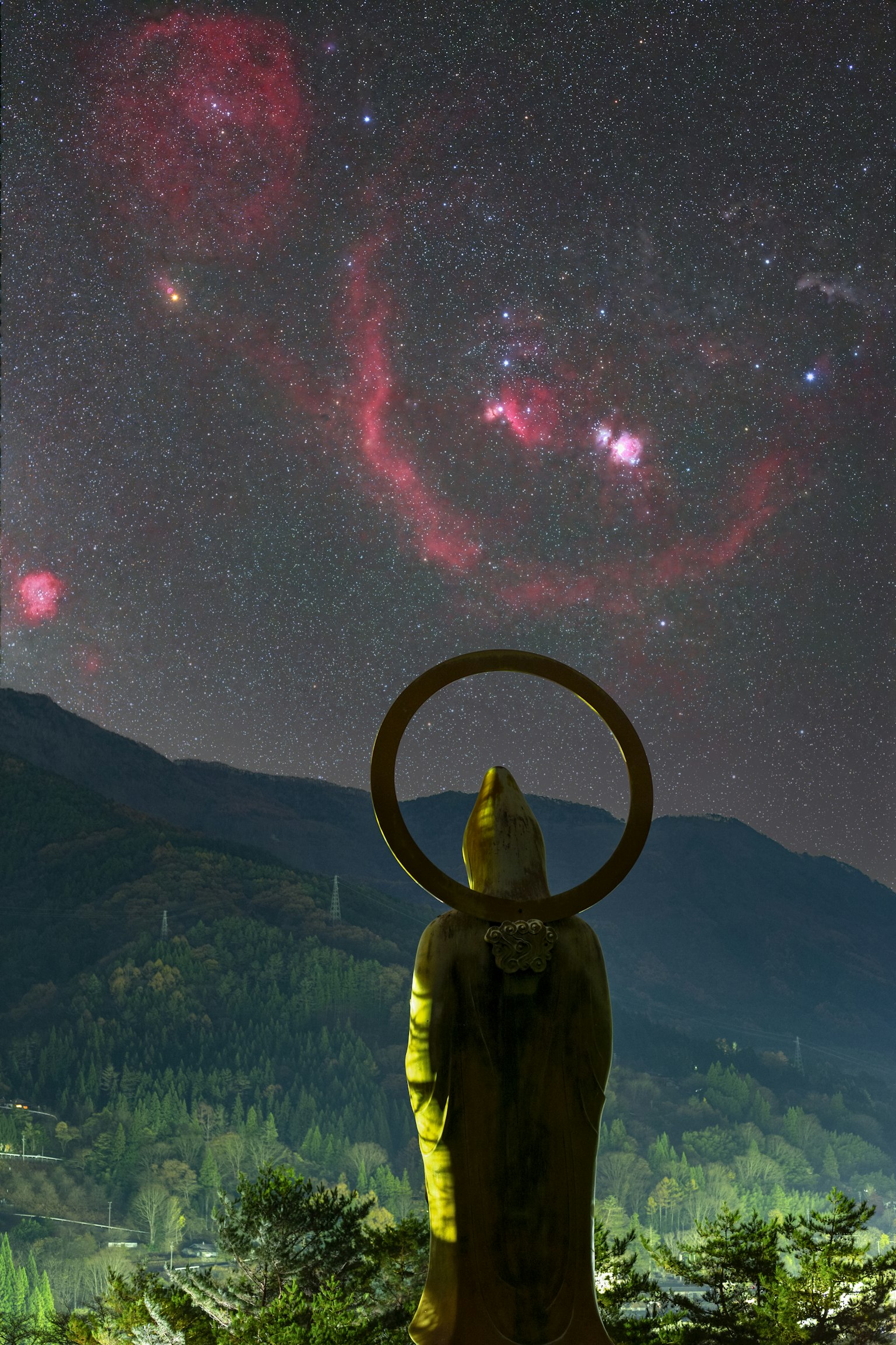 星空下的佛像與生動的天體形狀