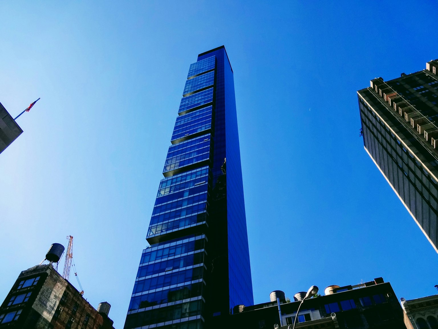 Vista de un rascacielos bajo un cielo azul