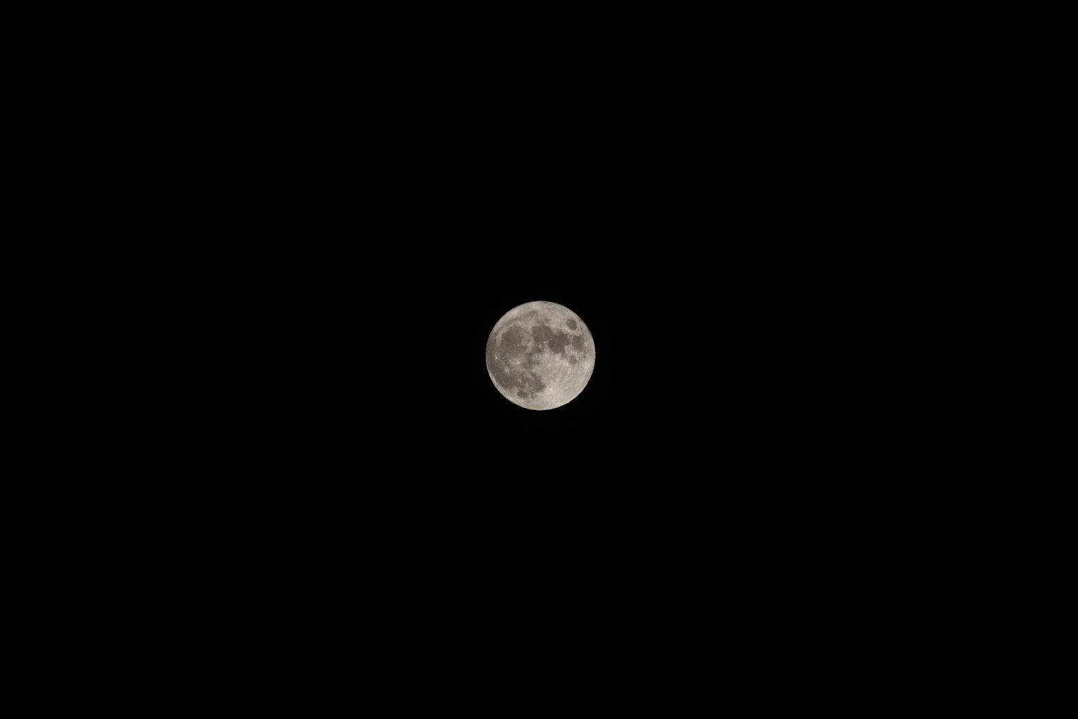 Lune pleine brillante dans un ciel nocturne sombre