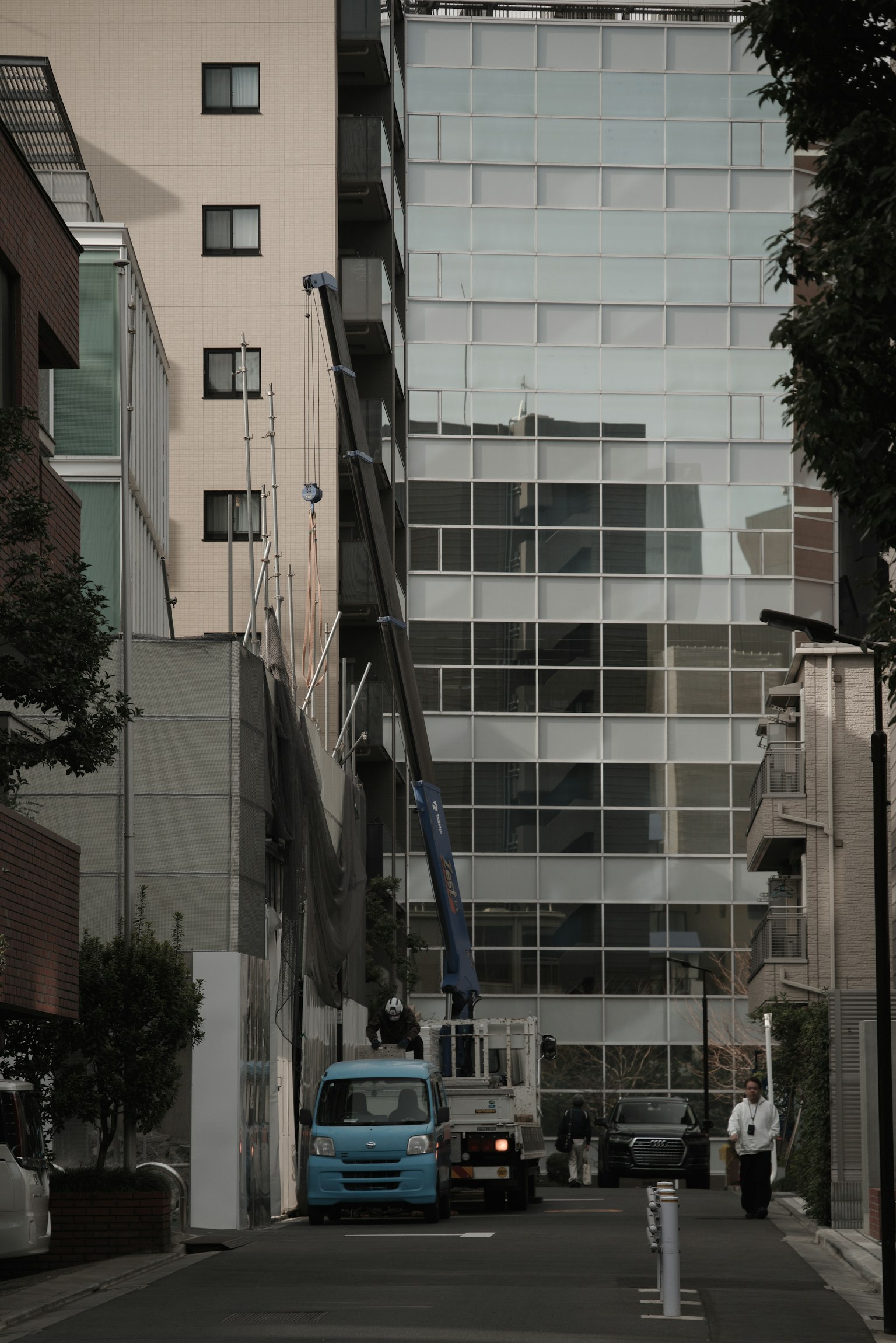 城市景观，展示现代建筑和街道景观
