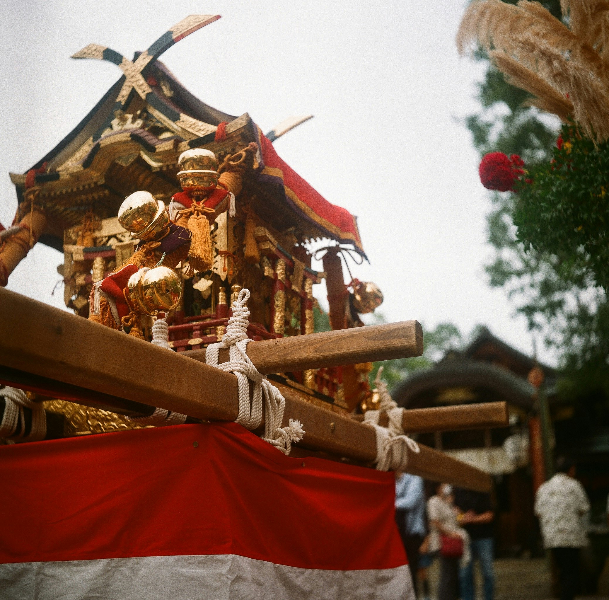 赤い山車の上で飾られた神輿の装飾