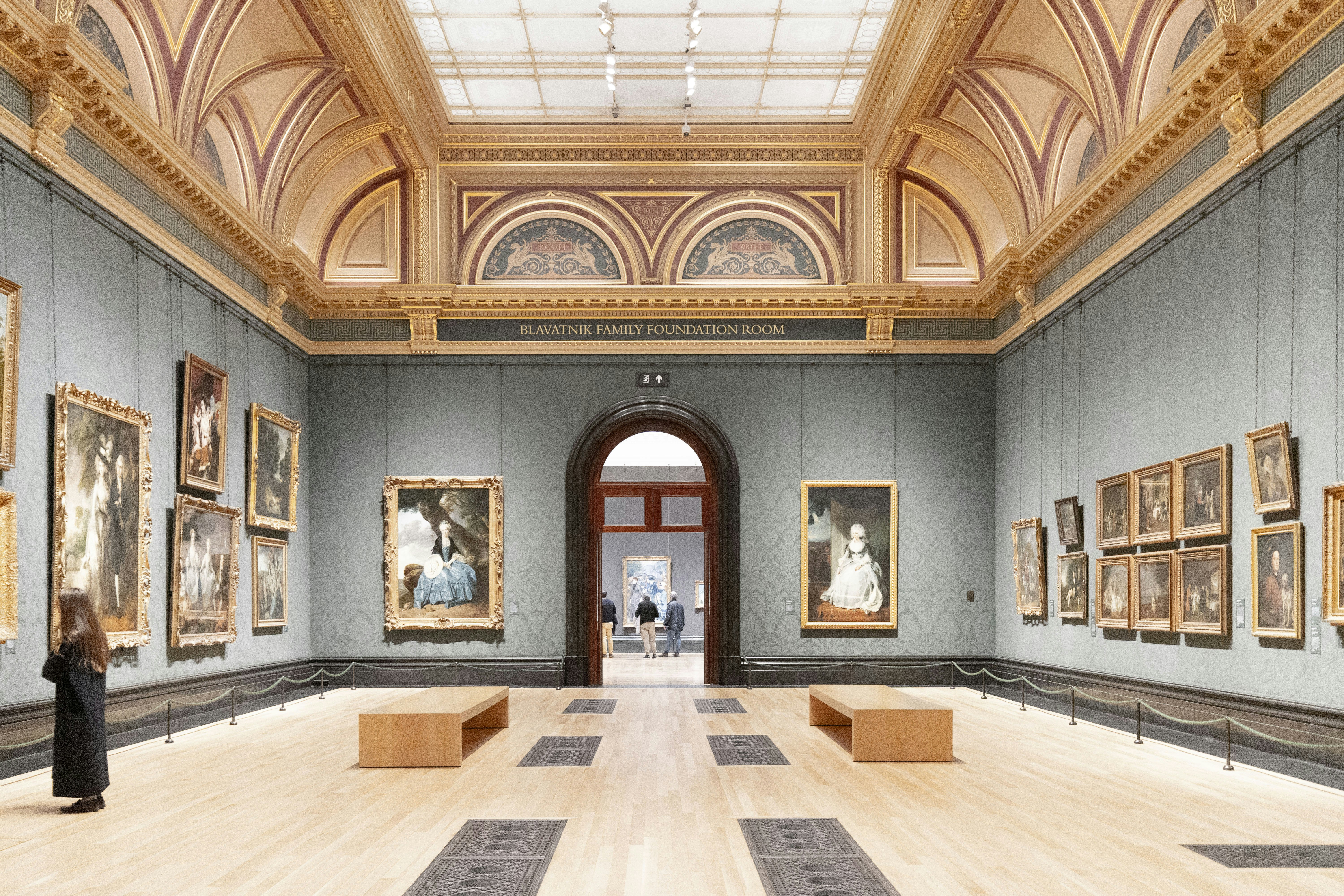 intérieur de salle d’exposition de la National Gallery à Londres avec plafond voûté
