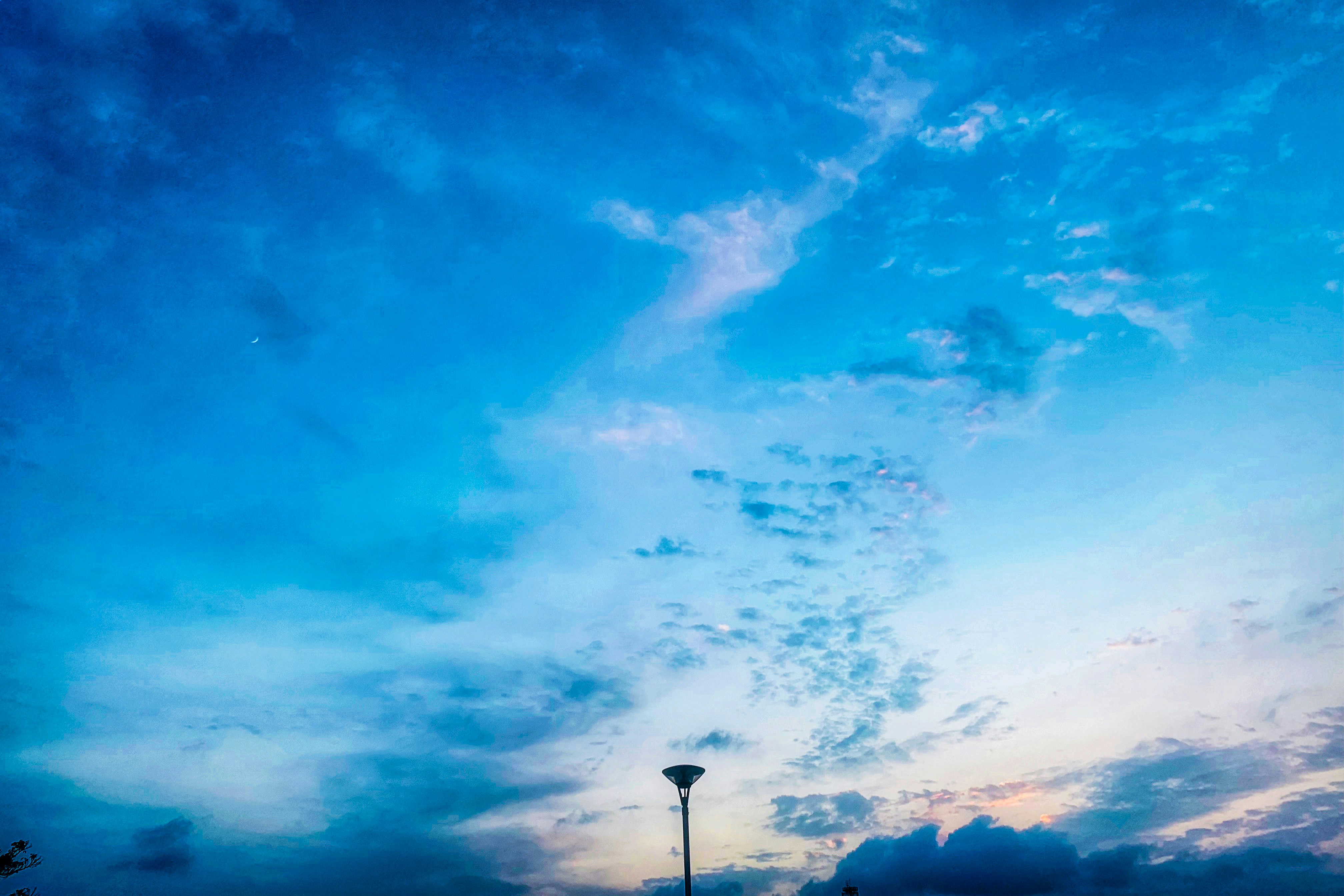 青空に広がる雲と夕焼けの空