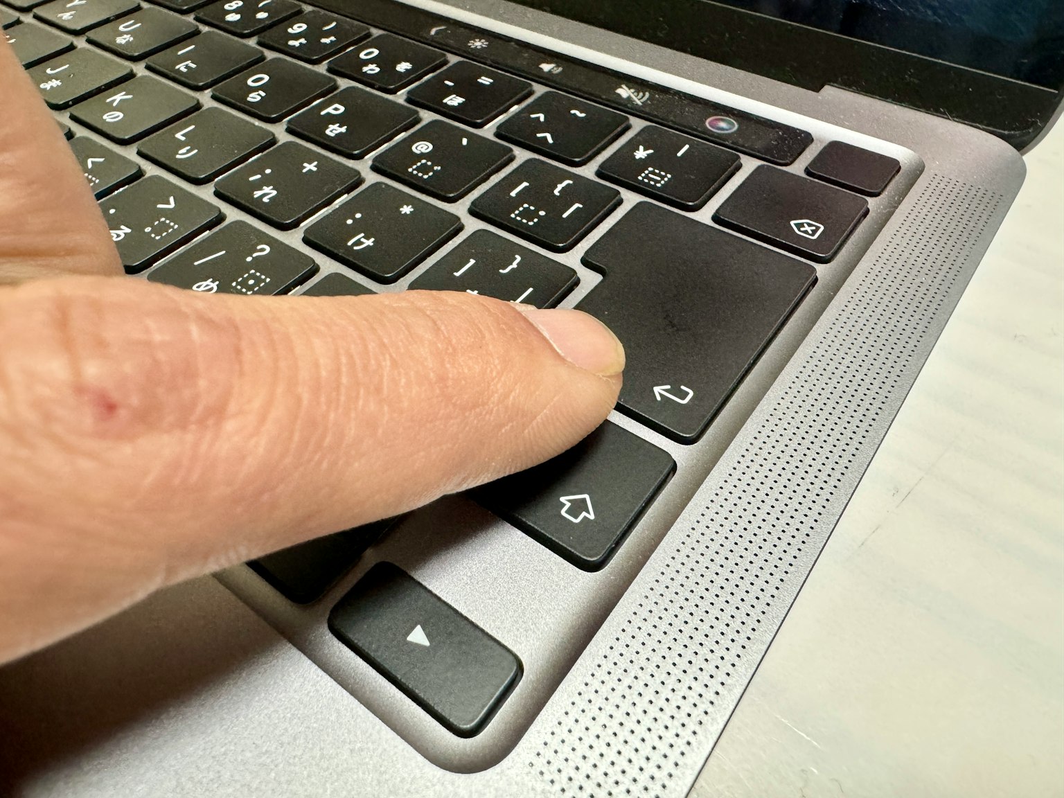 Kedekatan jari yang menekan tombol pada keyboard perak