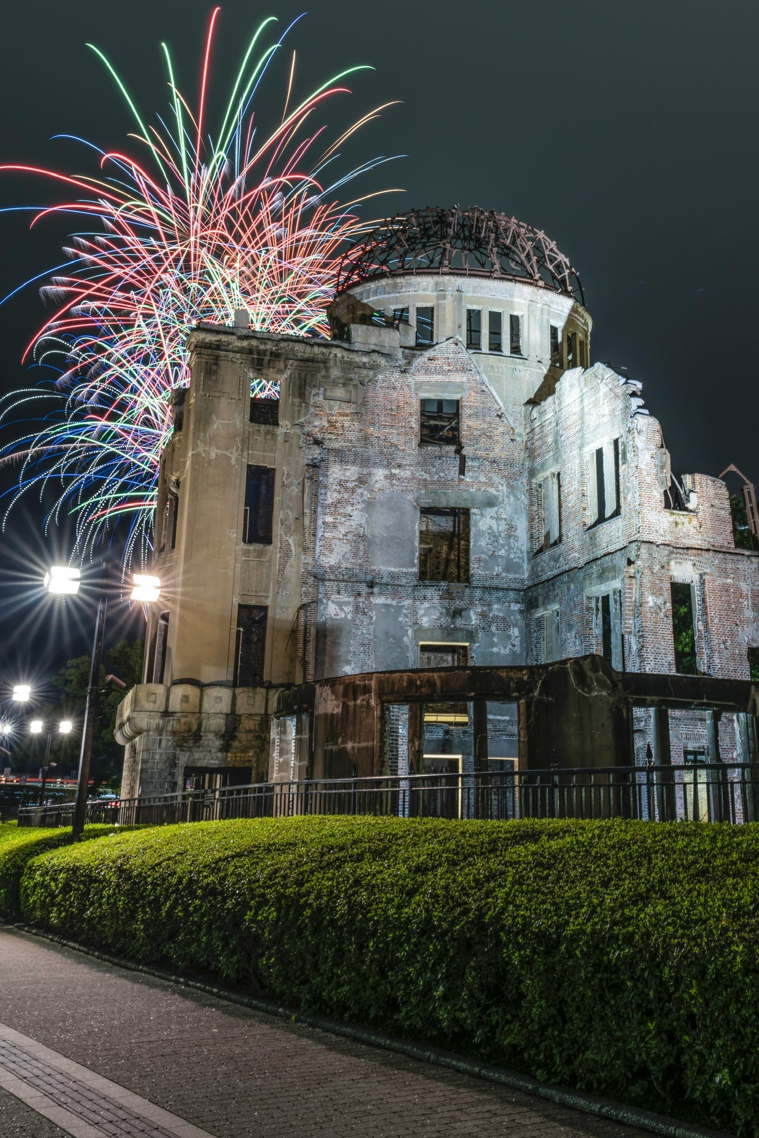 原爆ドームを背景に打ち上がる花火の夏越祭の夜景