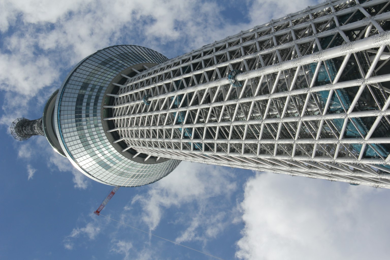 Foto della Tokyo Skytree vista da un'angolazione bassa